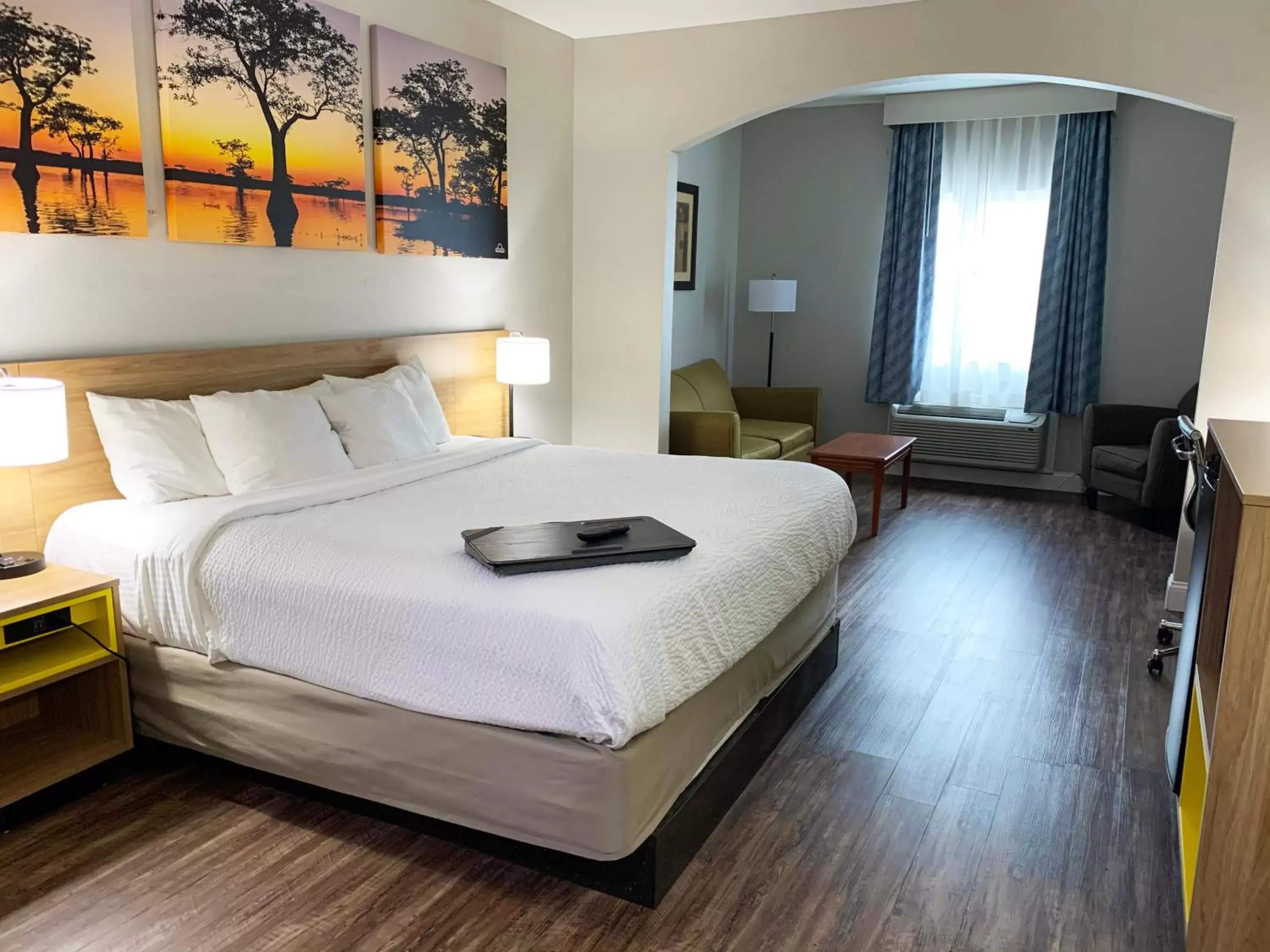 Photo of the whole room, Bed in Days Inn & Suites by Wyndham Cabot