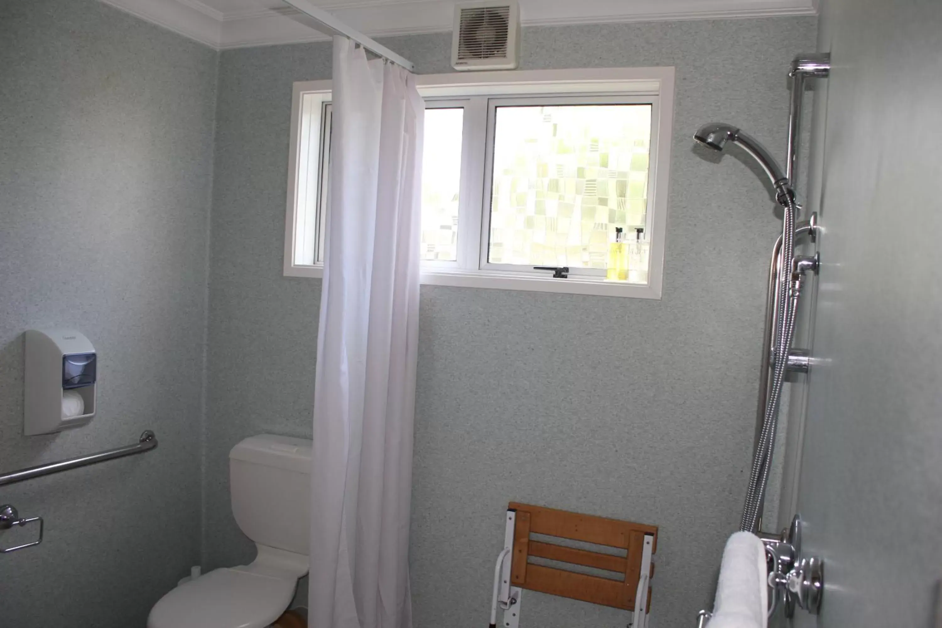 Shower, Bathroom in Amber Court Motel