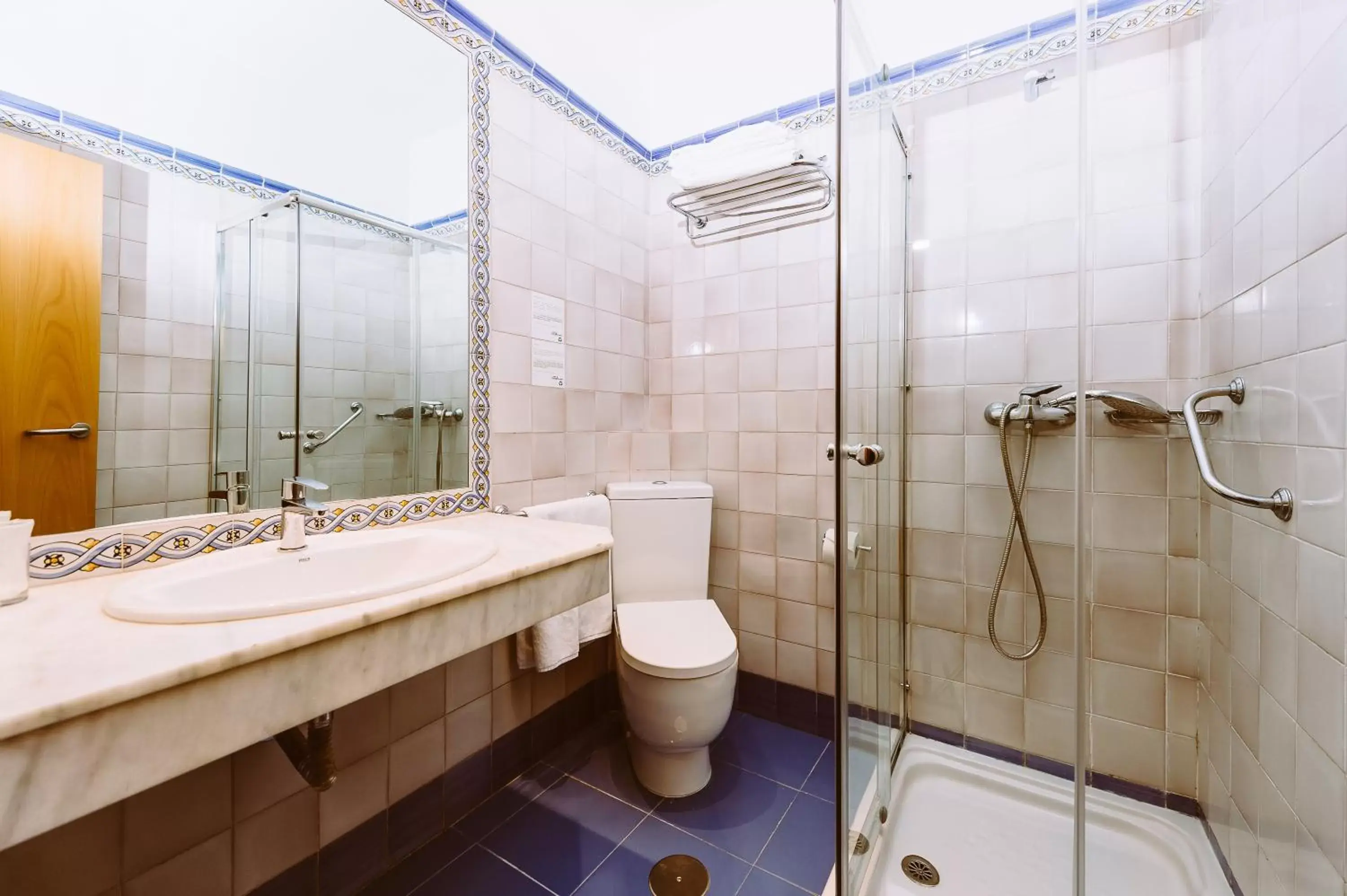 Shower, Bathroom in Basic Hotel Doña Manuela
