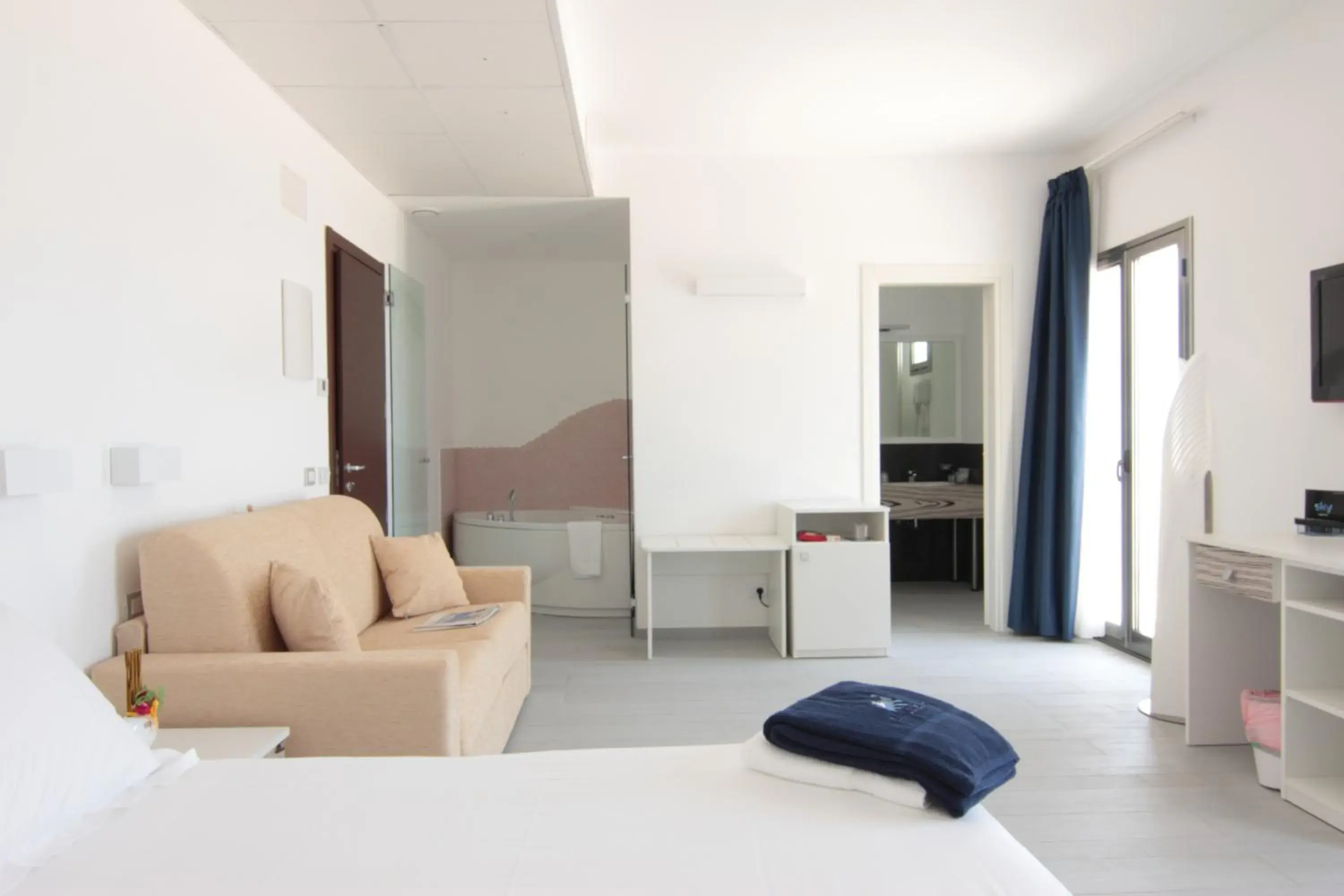 Bed, Seating Area in Hotel Miramare