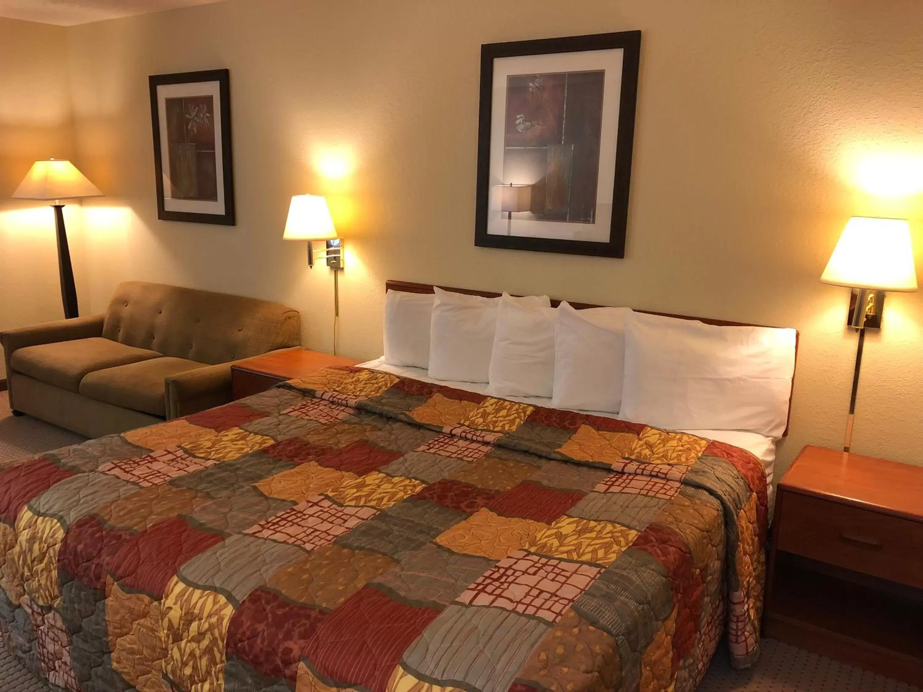 Bed in Days Inn by Wyndham Iron Mountain