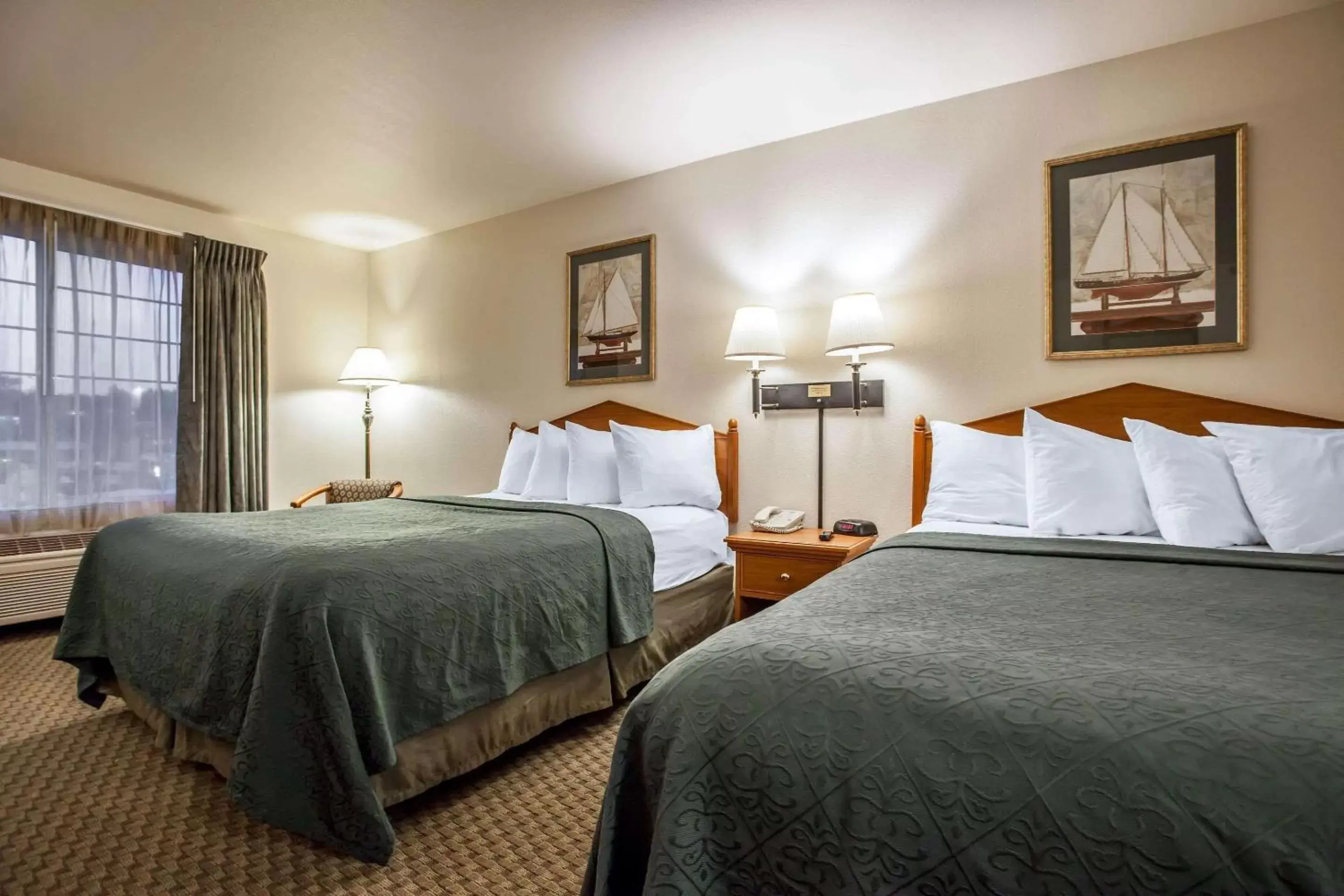 Photo of the whole room, Bed in Quality Inn & Suites Federal Way - Seattle