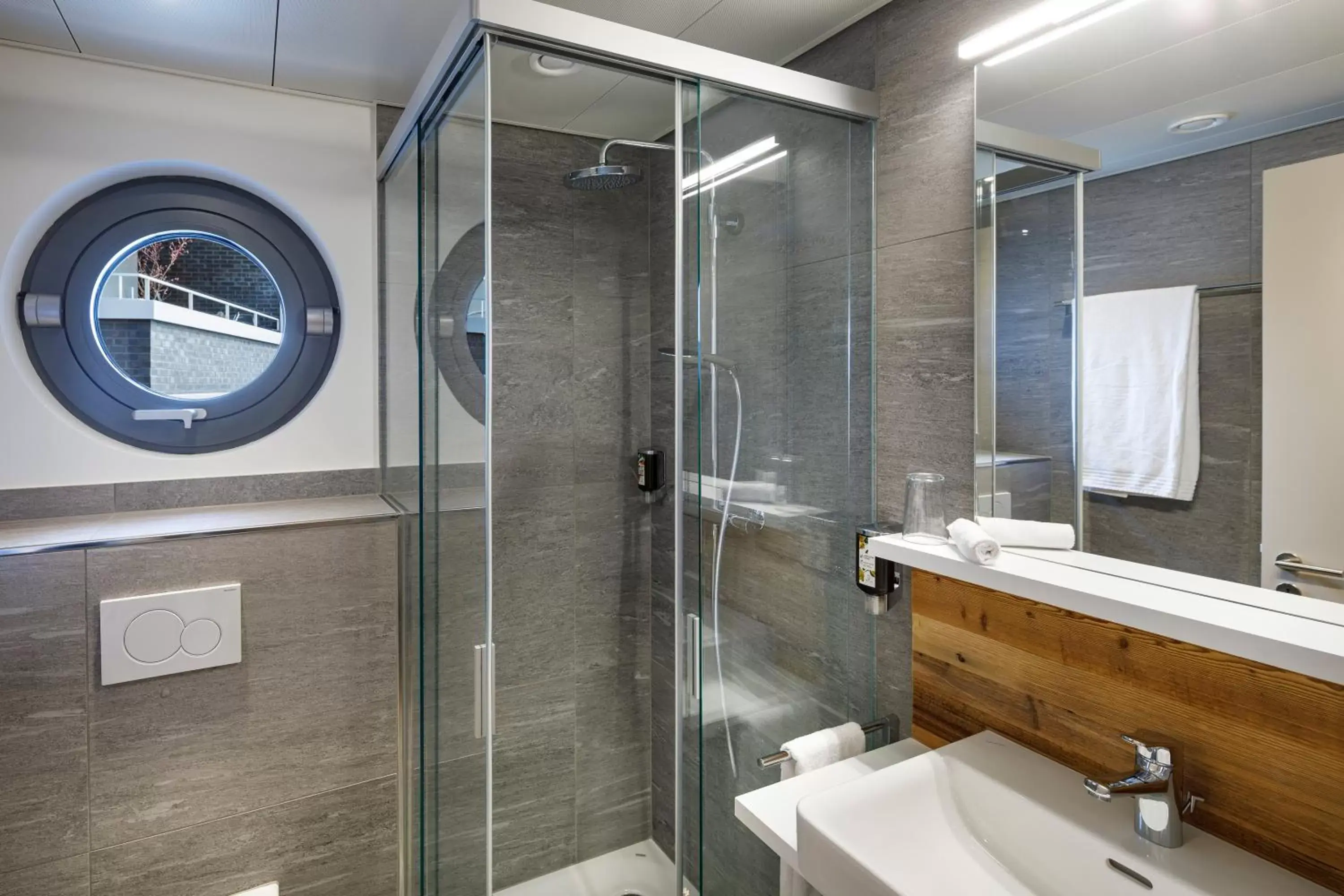 Shower, Bathroom in Hotel Allegra Lodge