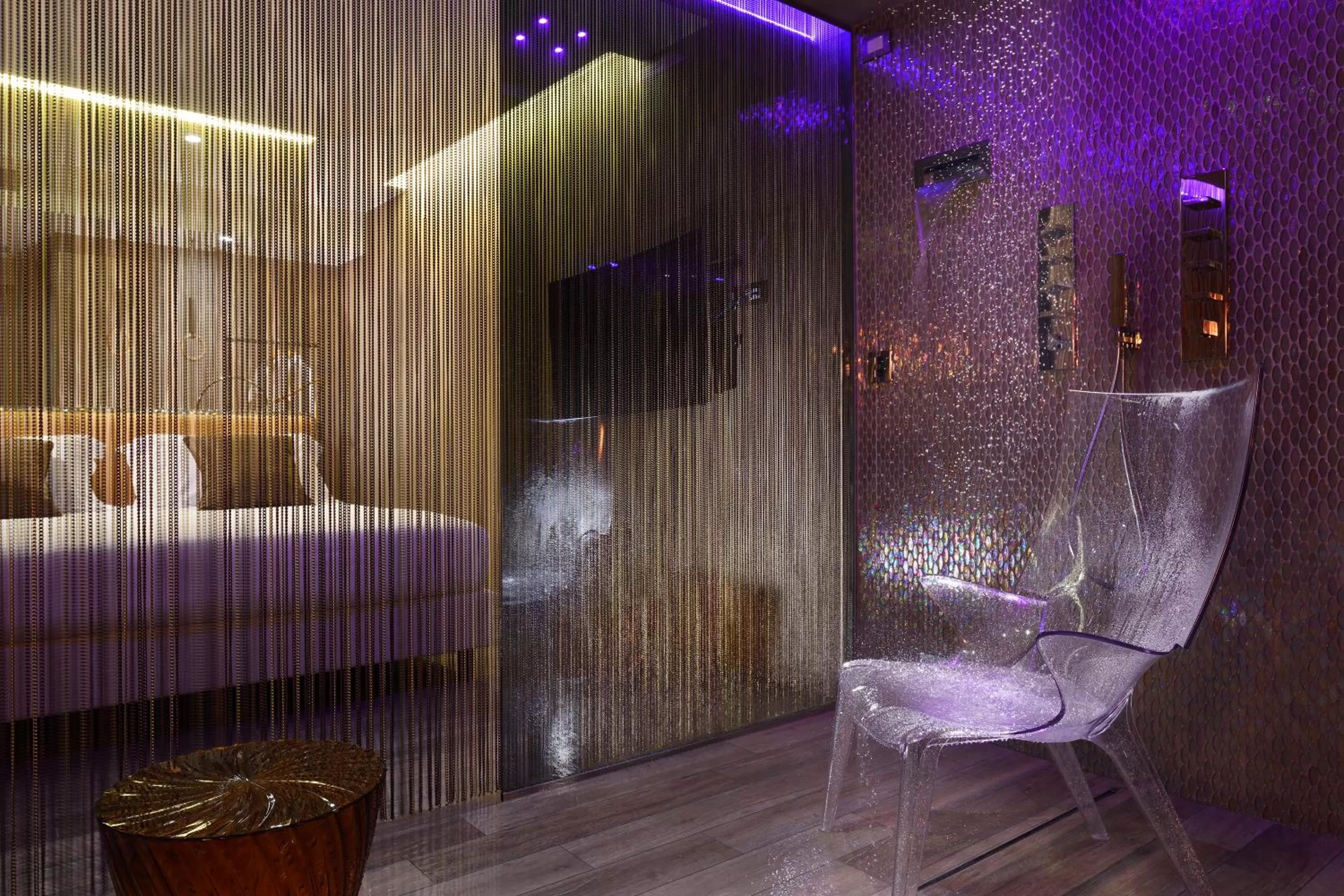 Shower, Bed in Milan Suite Hotel