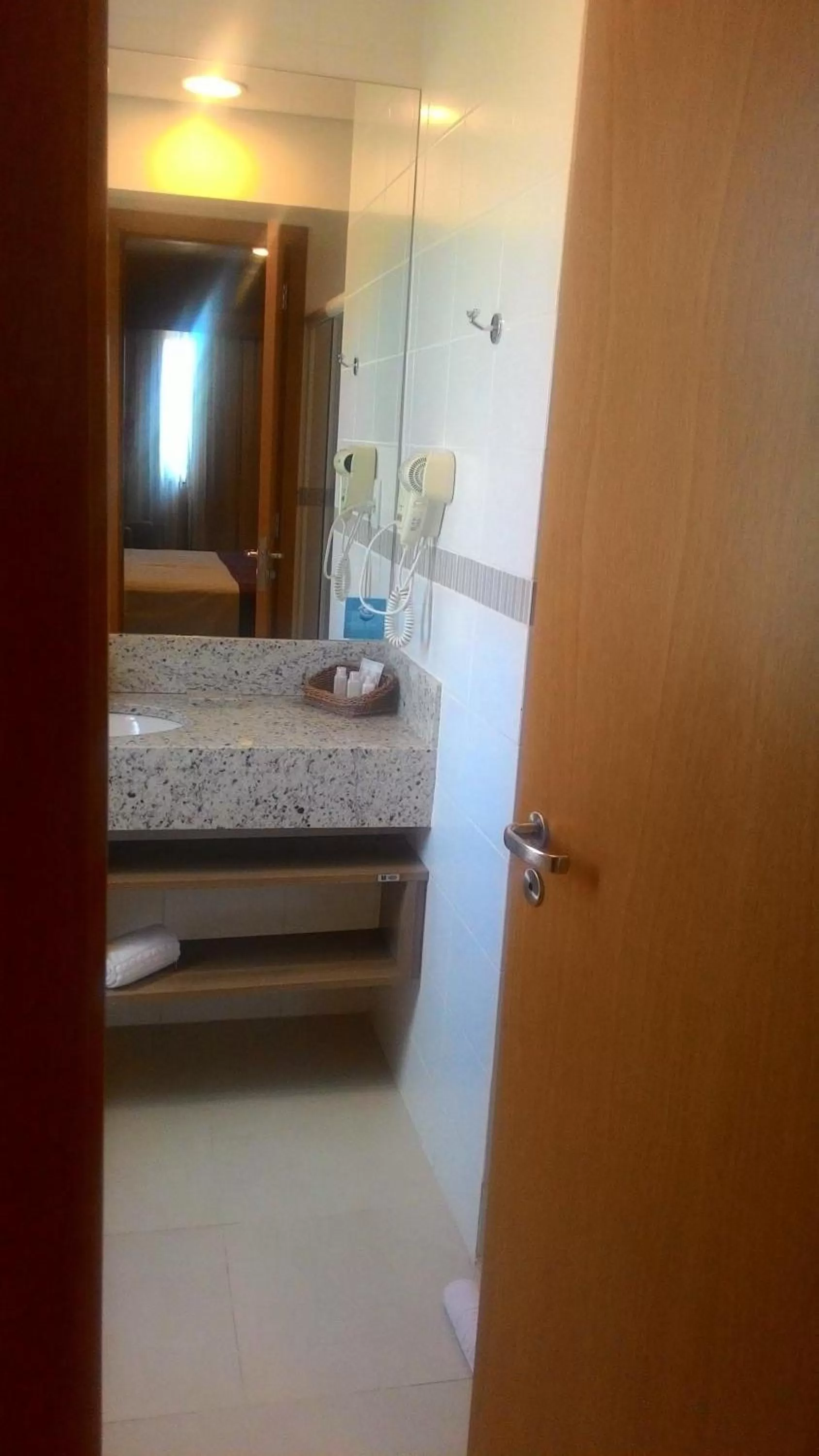 Bathroom, Bed in Comfort Hotel Sertãozinho