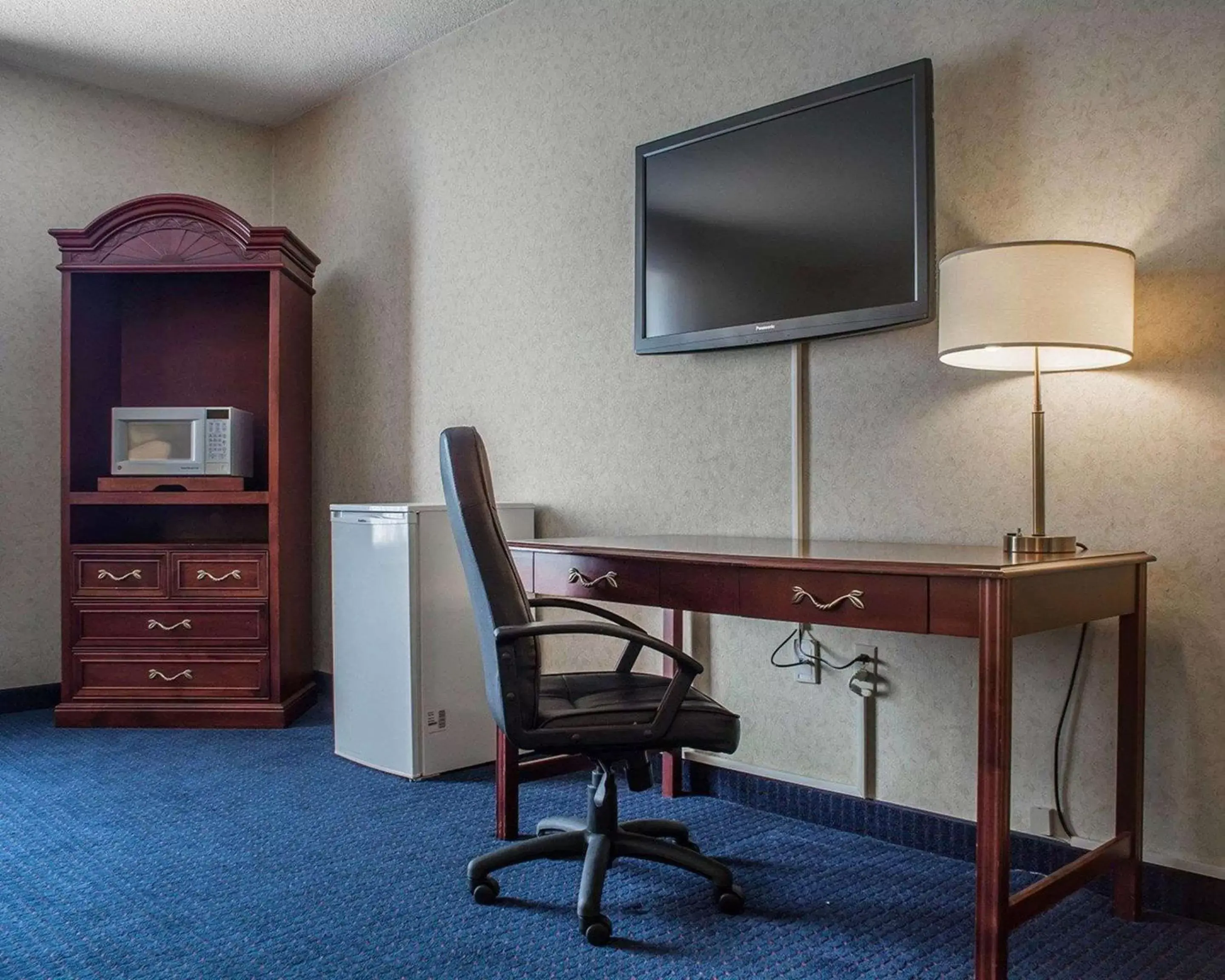 Photo of the whole room, TV/Entertainment Center in Quality Hotel & Suites Woodstock