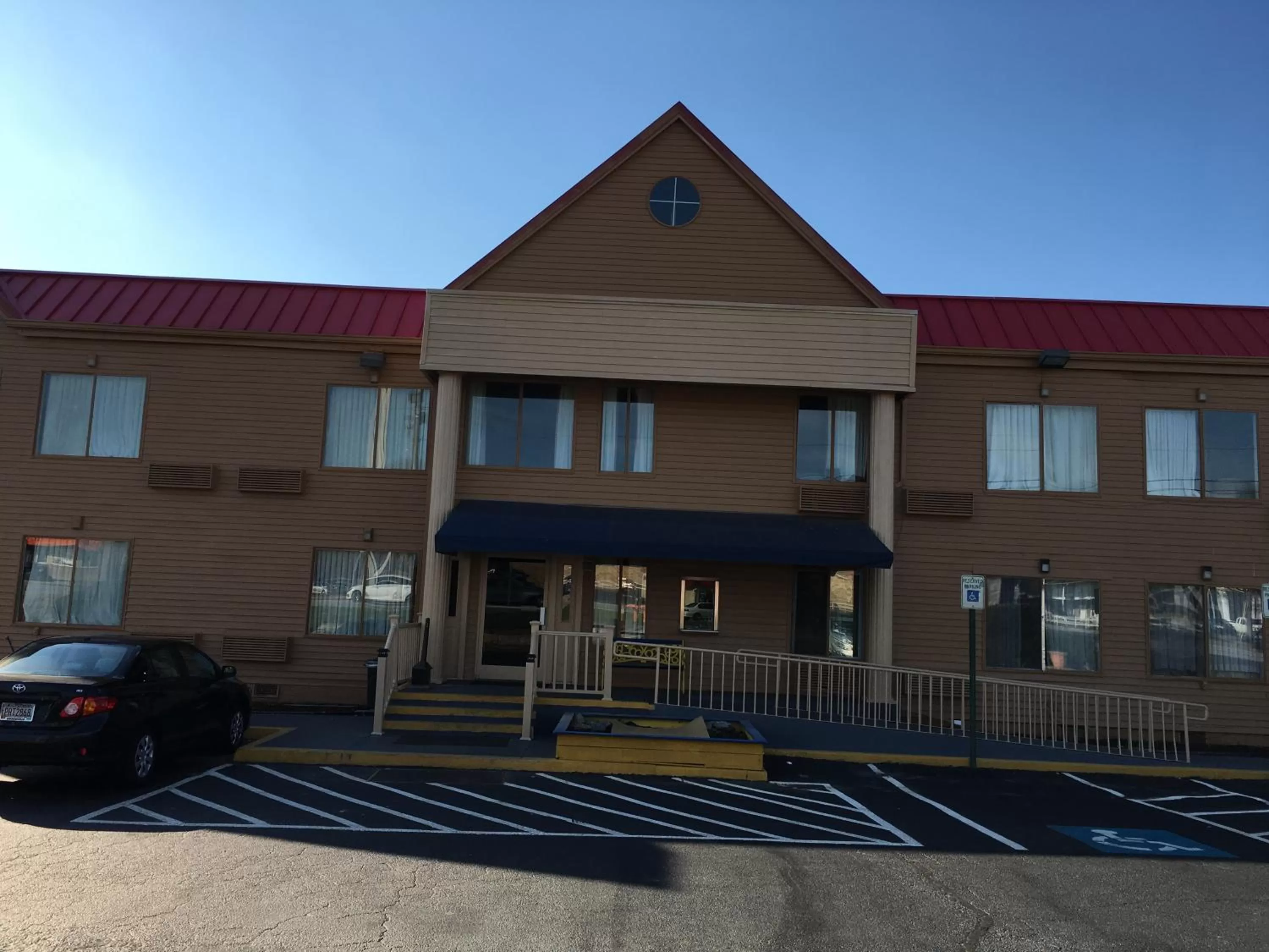 Facade/entrance in Days Inn by Wyndham Thomson