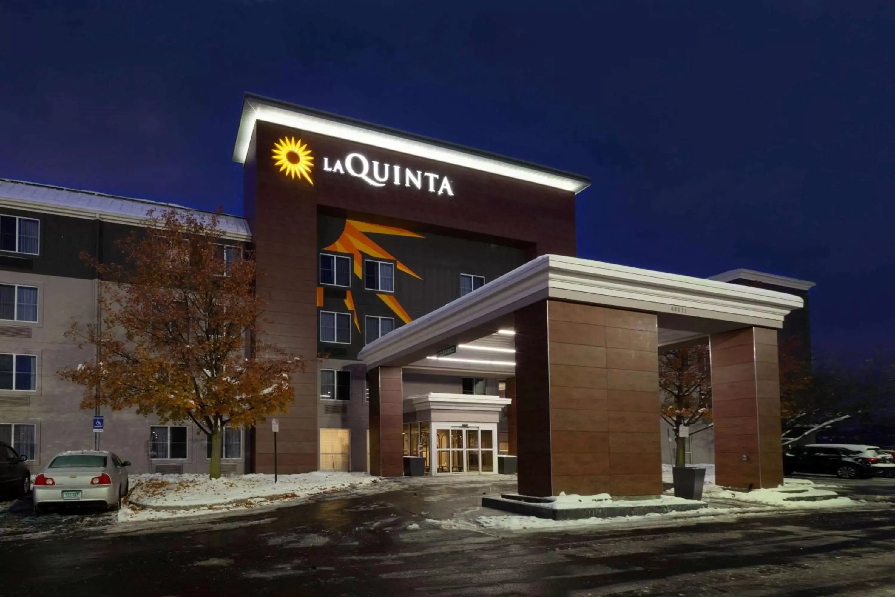 Property Building in La Quinta by Wyndham Detroit Utica