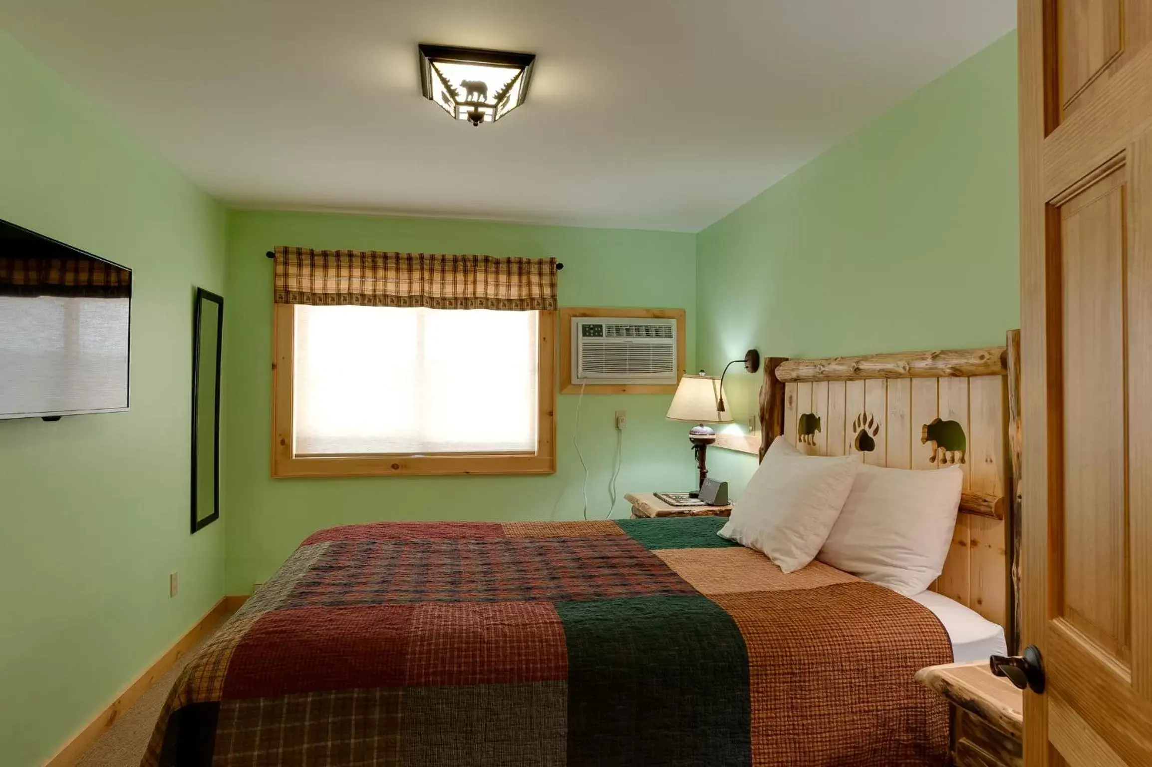 Bedroom, Bed in Cobble Mountain Lodge