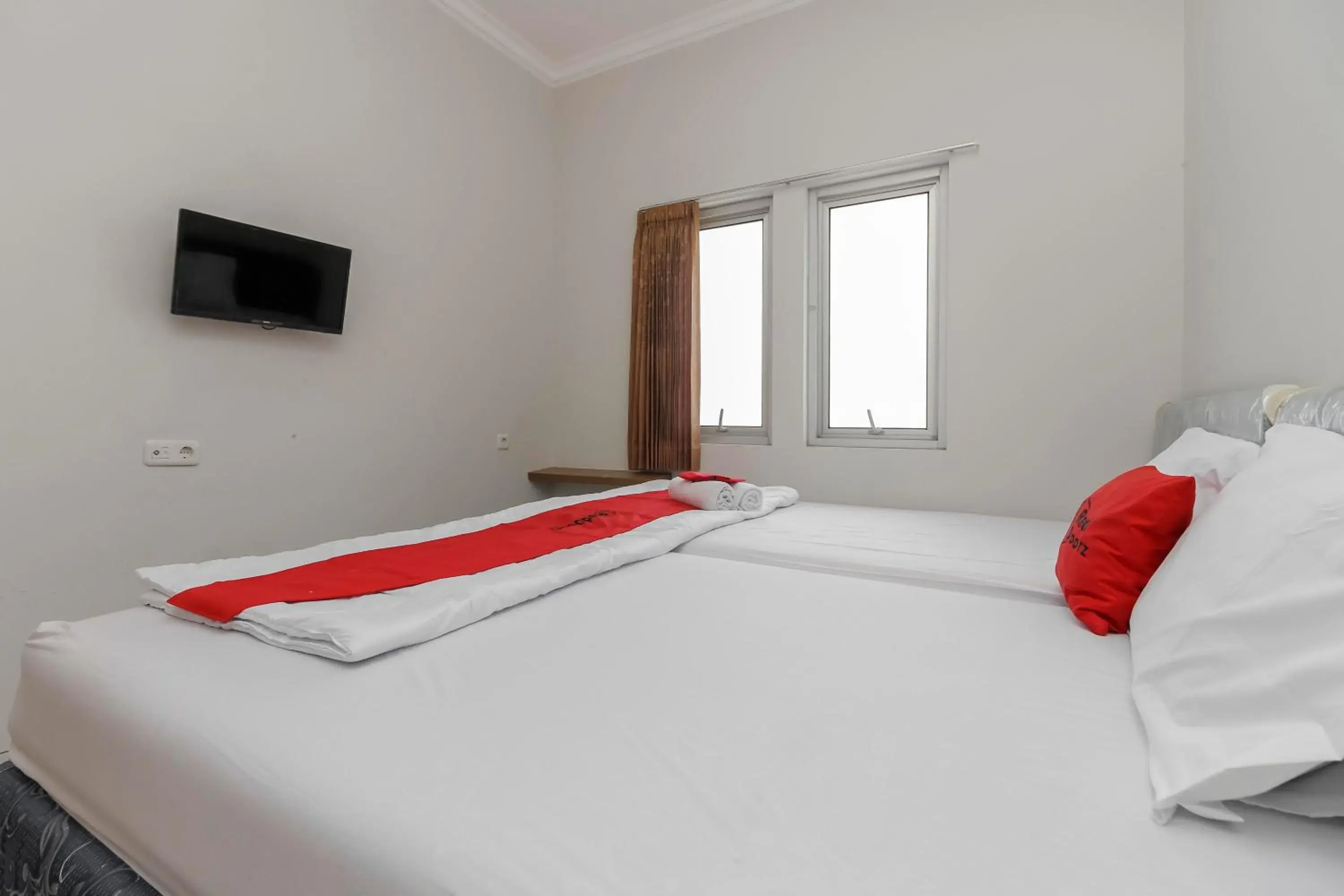 Bedroom, Bed in RedDoorz near Central Park Mall