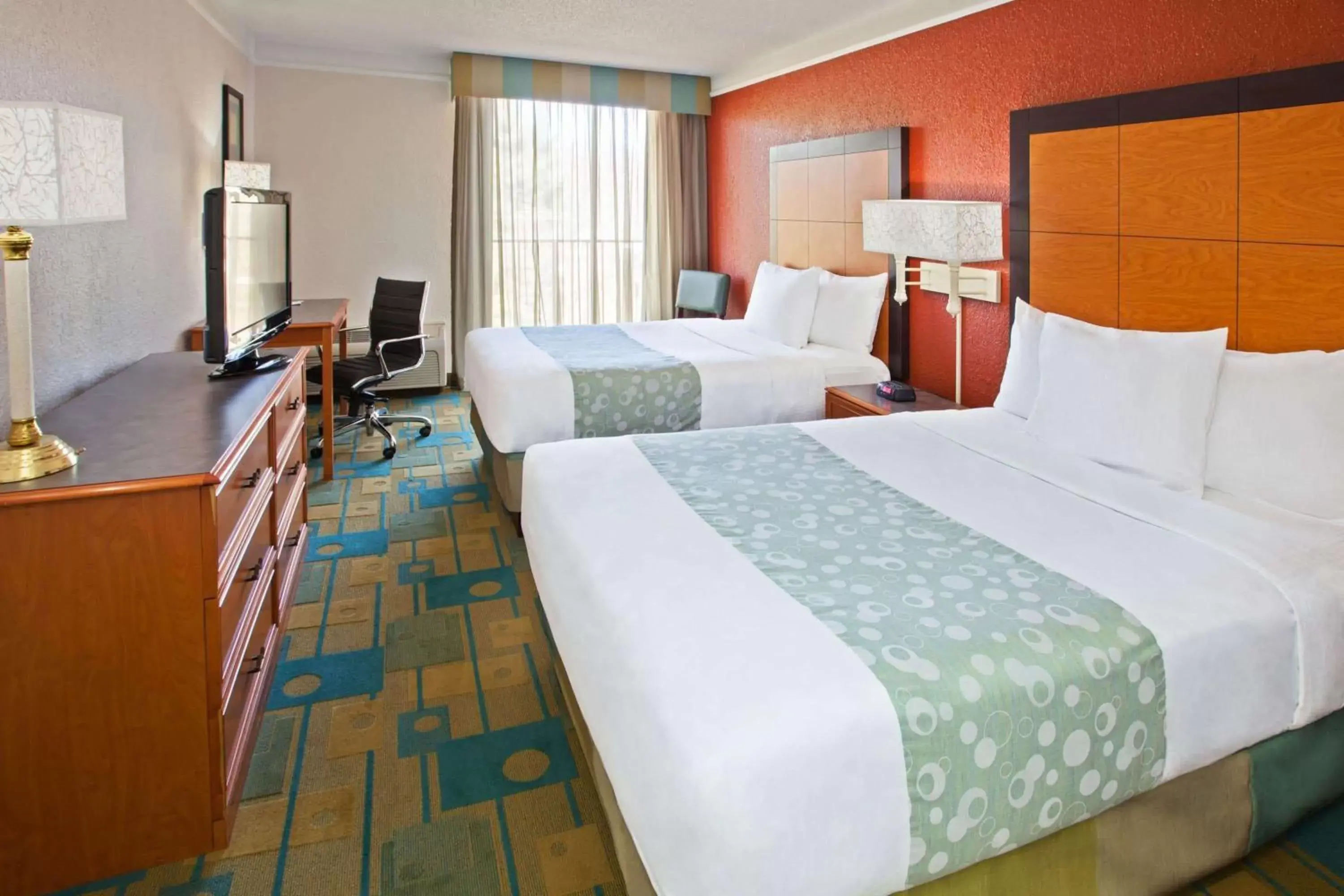 Photo of the whole room, Bed in La Quinta by Wyndham Nashville Airport/Opryland
