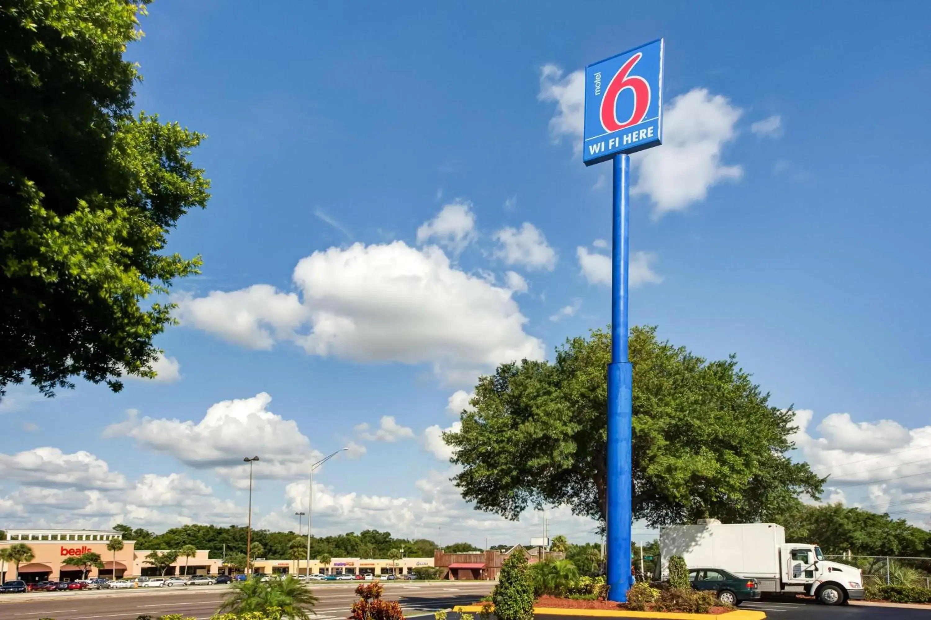 Property building, Property Logo/Sign in Motel 6-Lakeland, FL