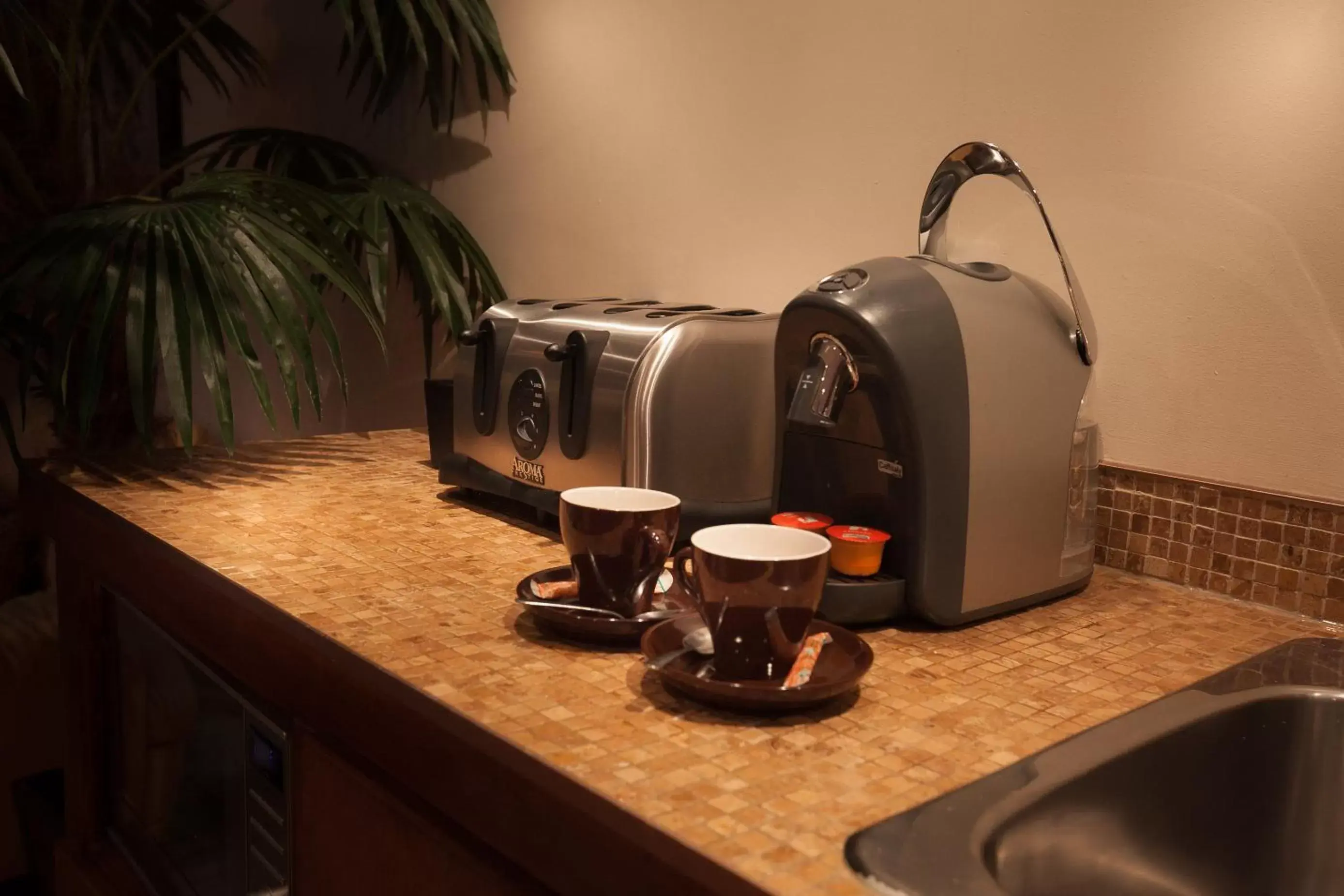 Coffee/tea facilities in Hotel Kutuma
