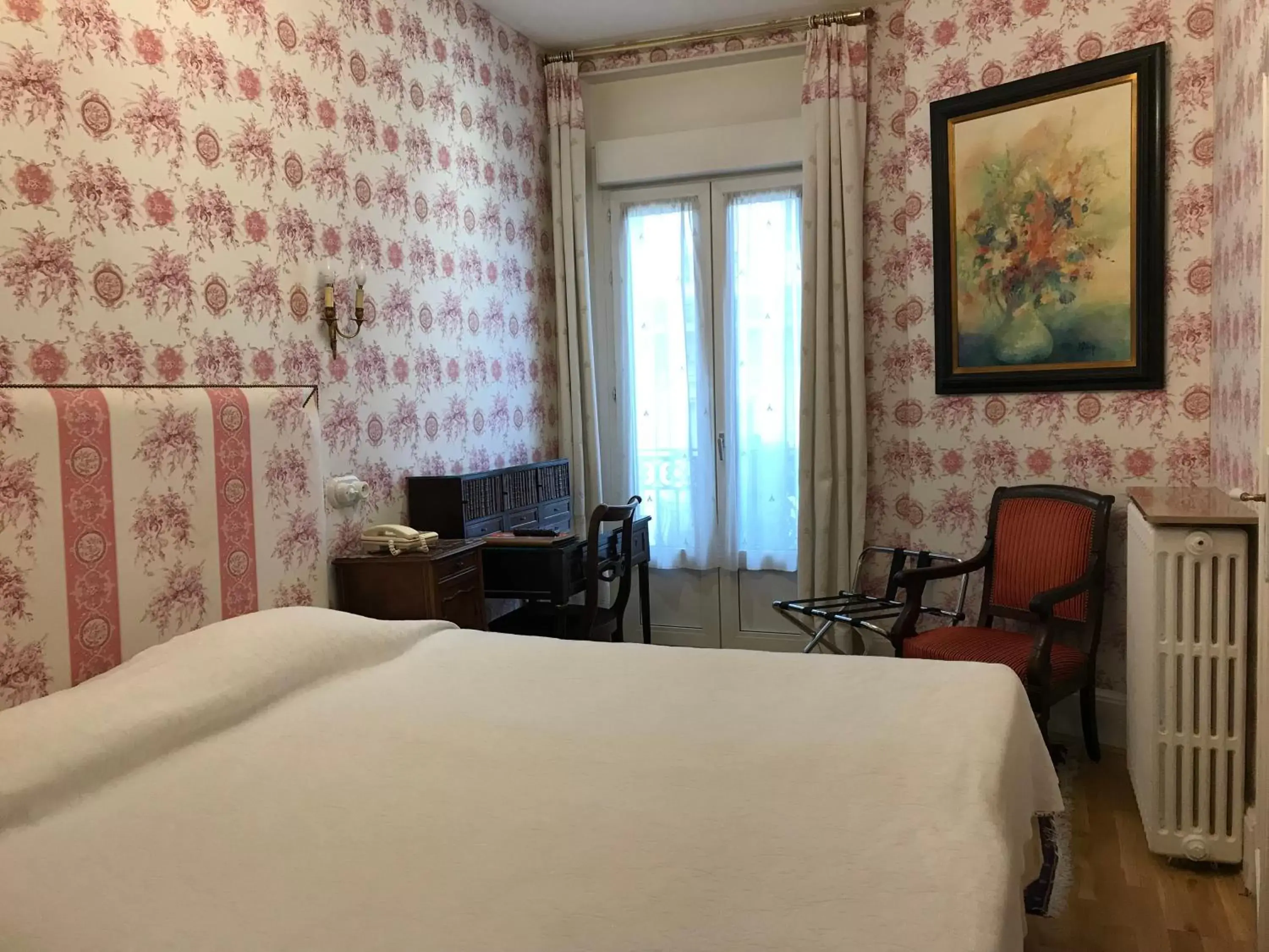 Bedroom, Bed in Hôtel de l'Abeille