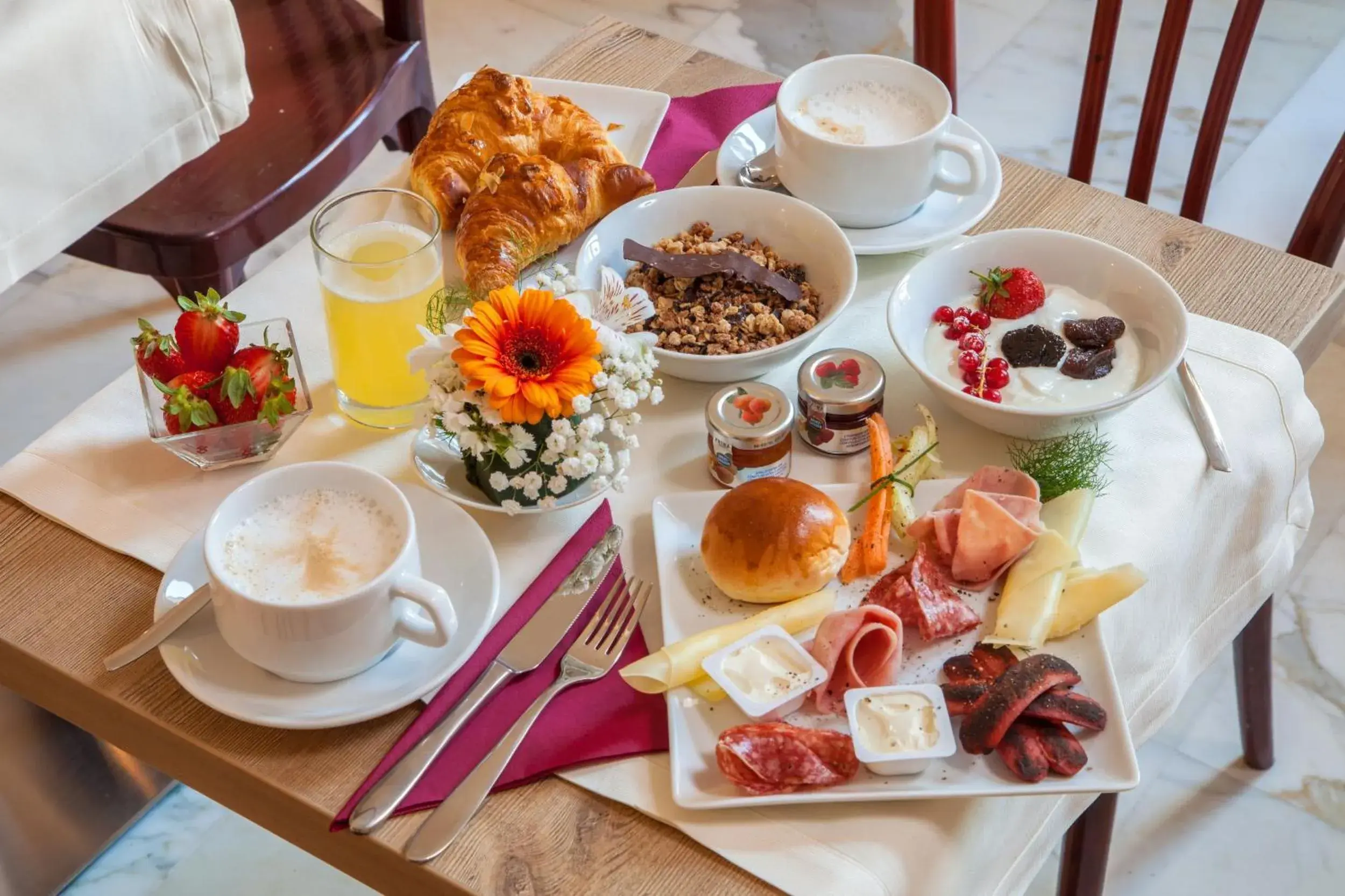 Food and drinks, Breakfast in Floris Hotel