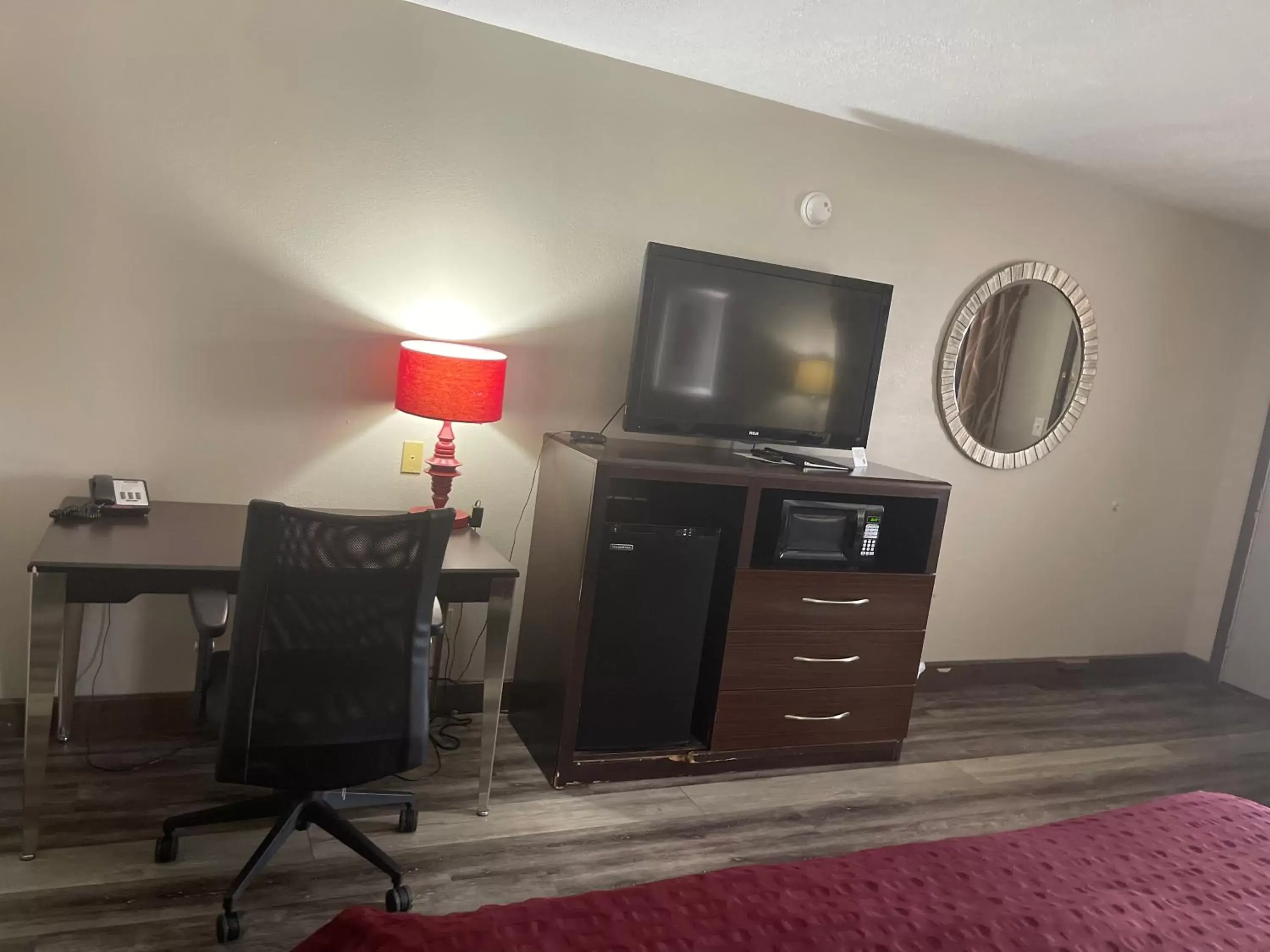 TV/Entertainment Center in Royal Inn & Suites