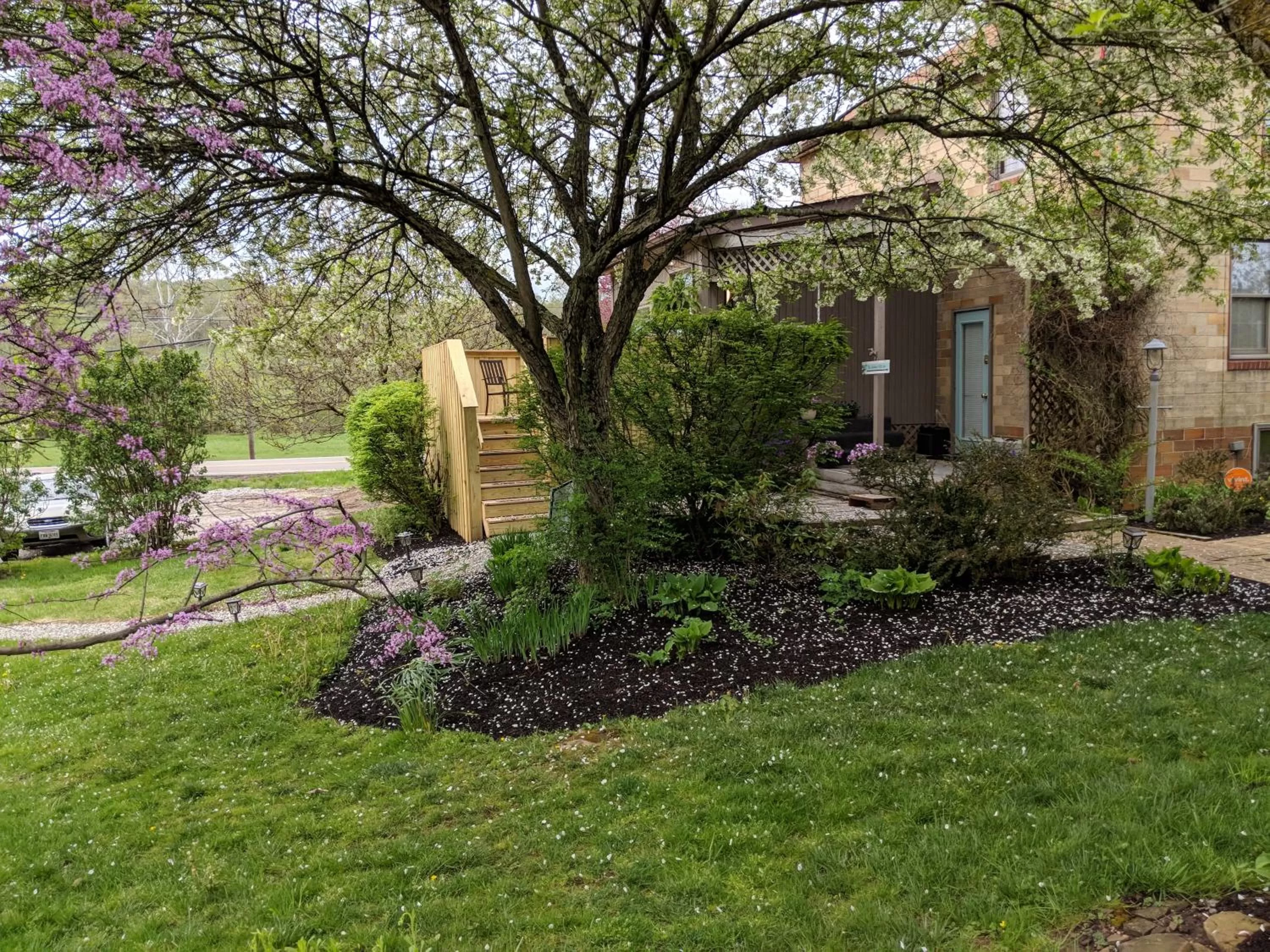 Facade/entrance, Garden in Hocking Hills Inn