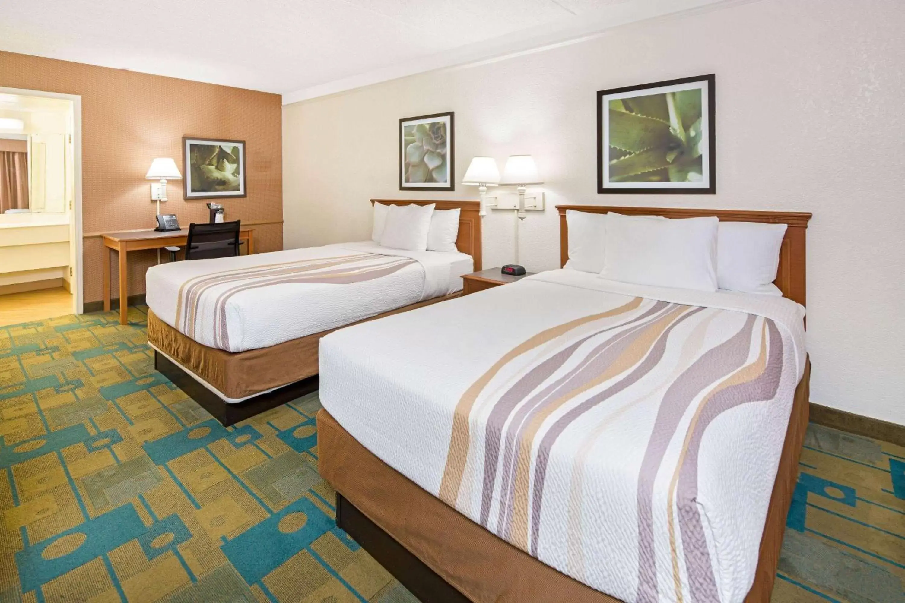 Photo of the whole room, Bed in La Quinta Inn by Wyndham San Diego - Miramar