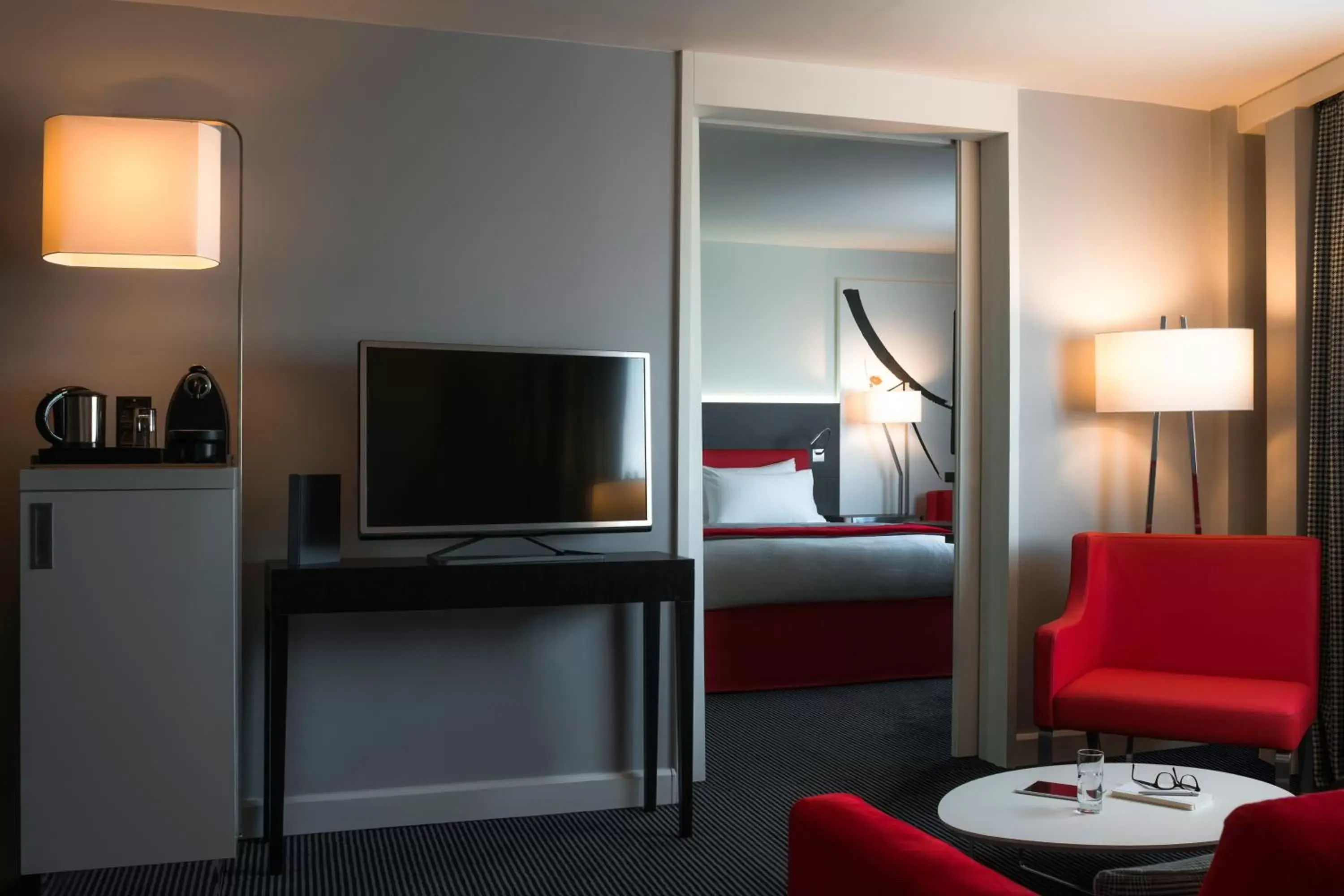 Bed, TV/Entertainment Center in Mercure Paris CDG Airport & Convention