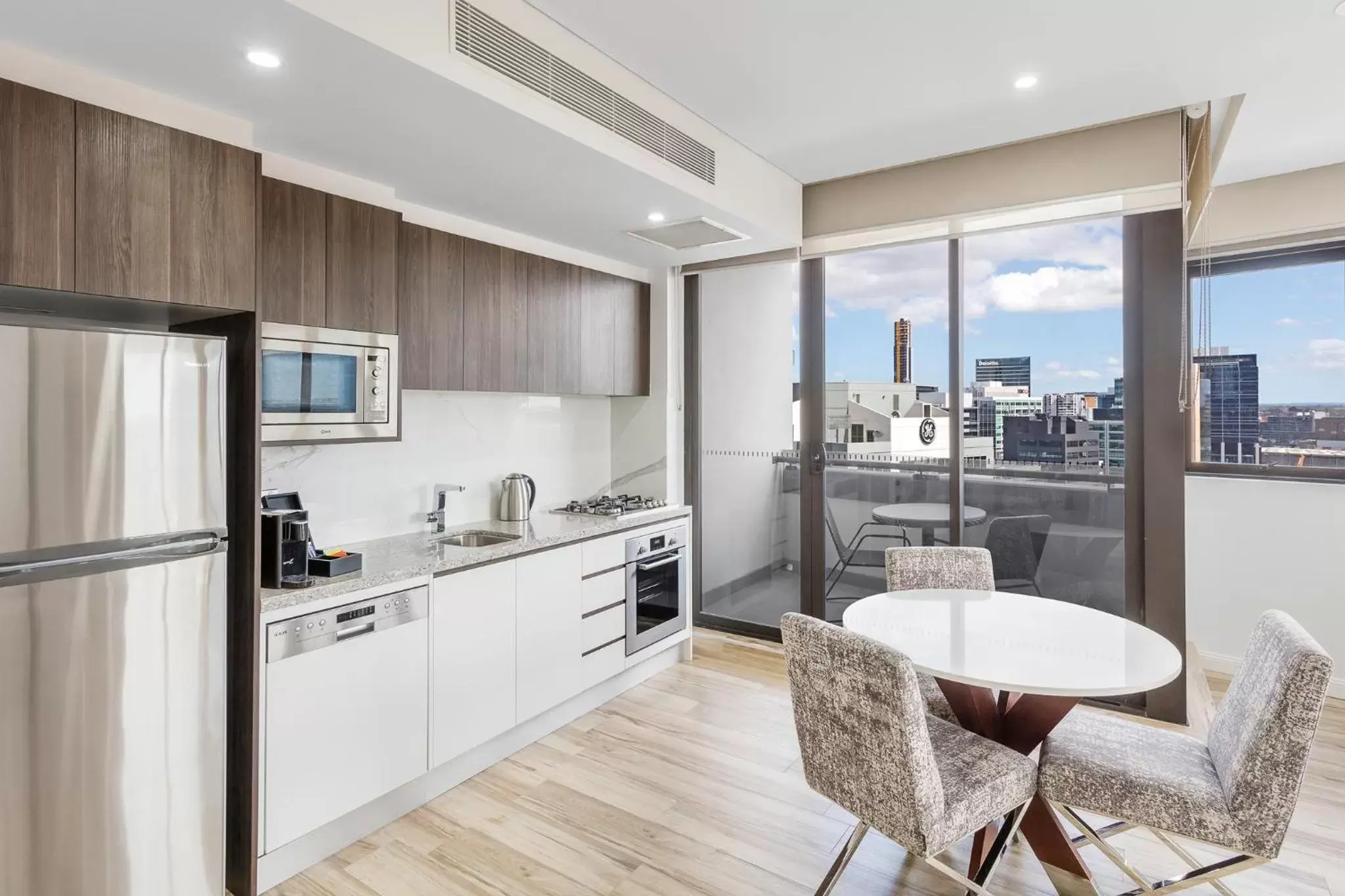 Kitchen or kitchenette, Kitchen/Kitchenette in Meriton Suites Church Street, Parramatta