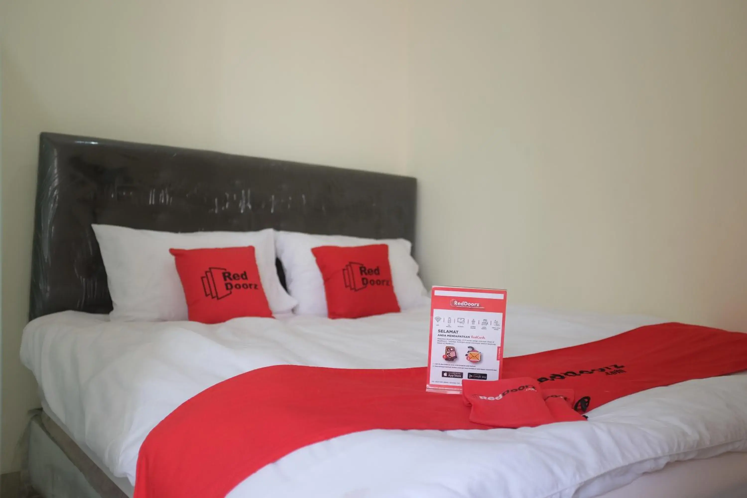 Bedroom, Bed in RedDoorz Plus near Mall Ciputra Jakarta