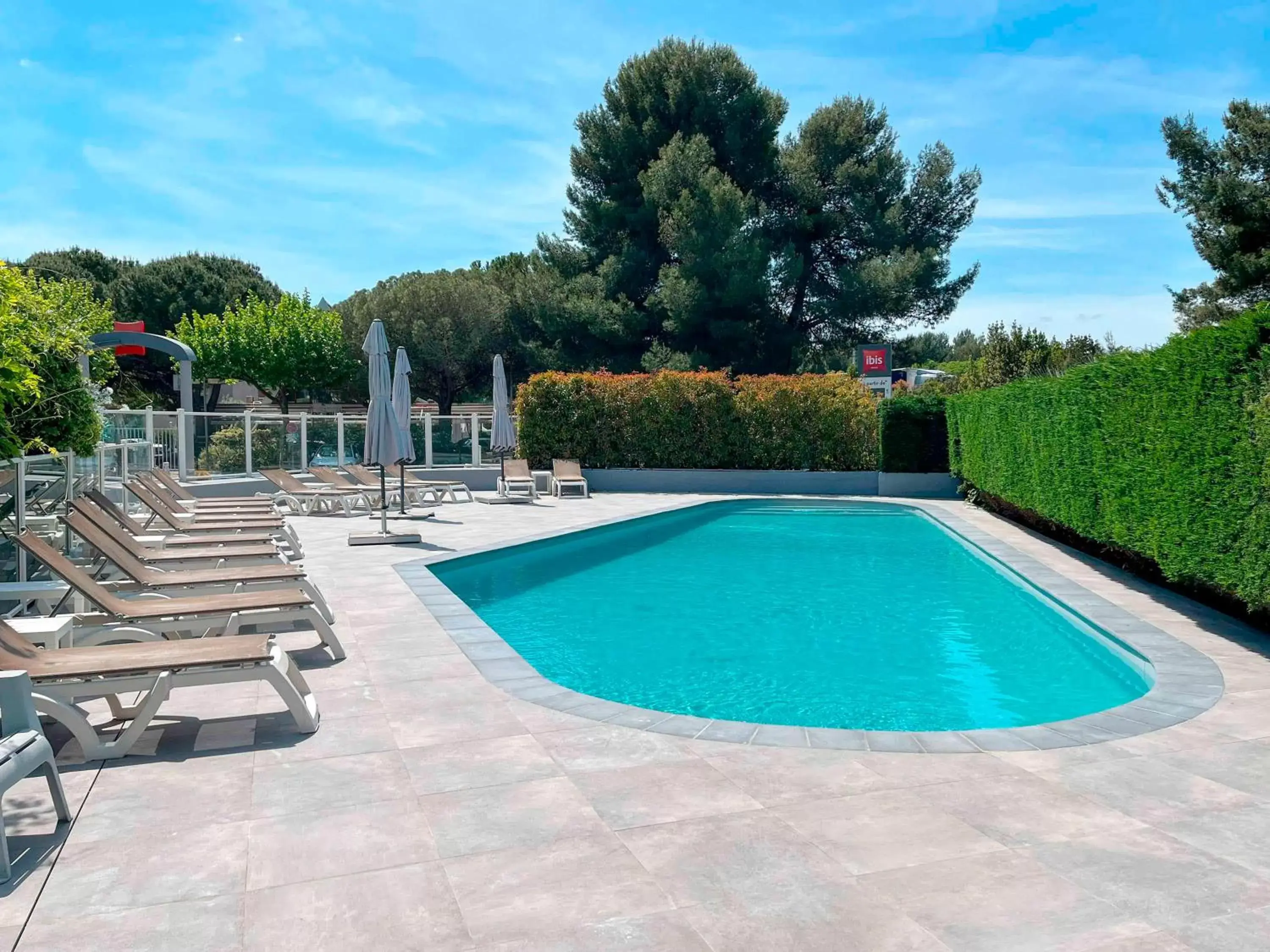 Property building, Swimming Pool in ibis Nîmes Ouest - A9