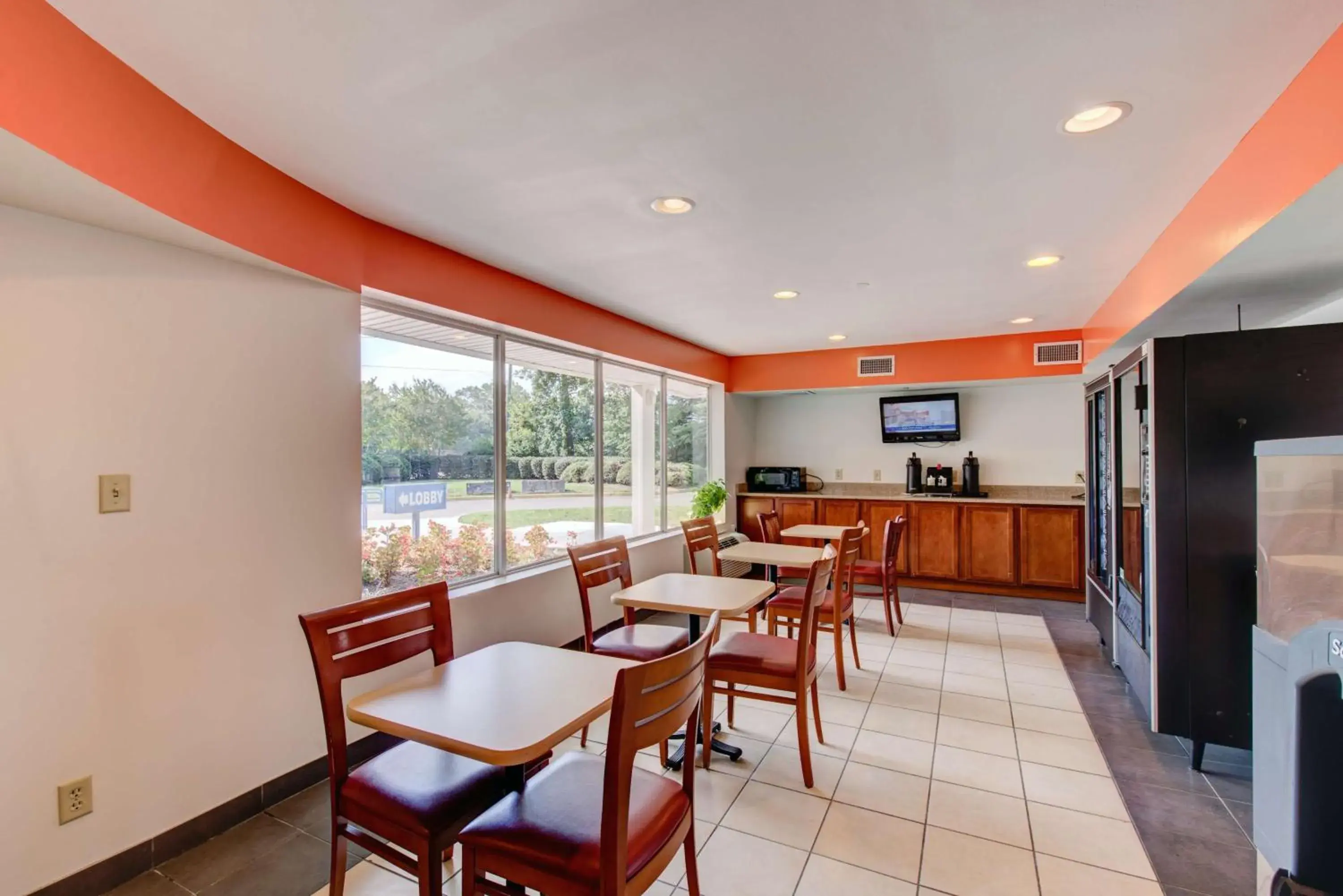 Lobby or reception, Restaurant/Places to Eat in Motel 6 Virginia Beach