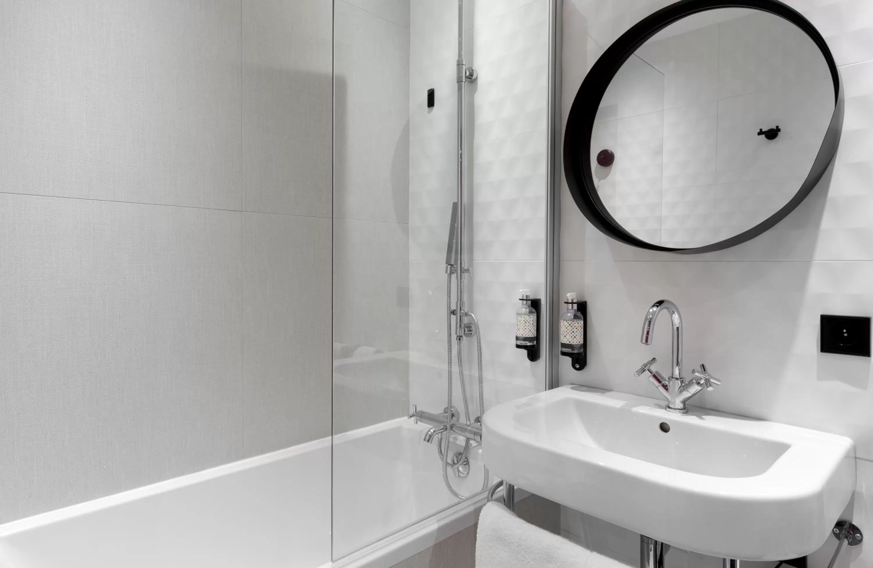 Bathroom in Hôtel Montmorency & Spa