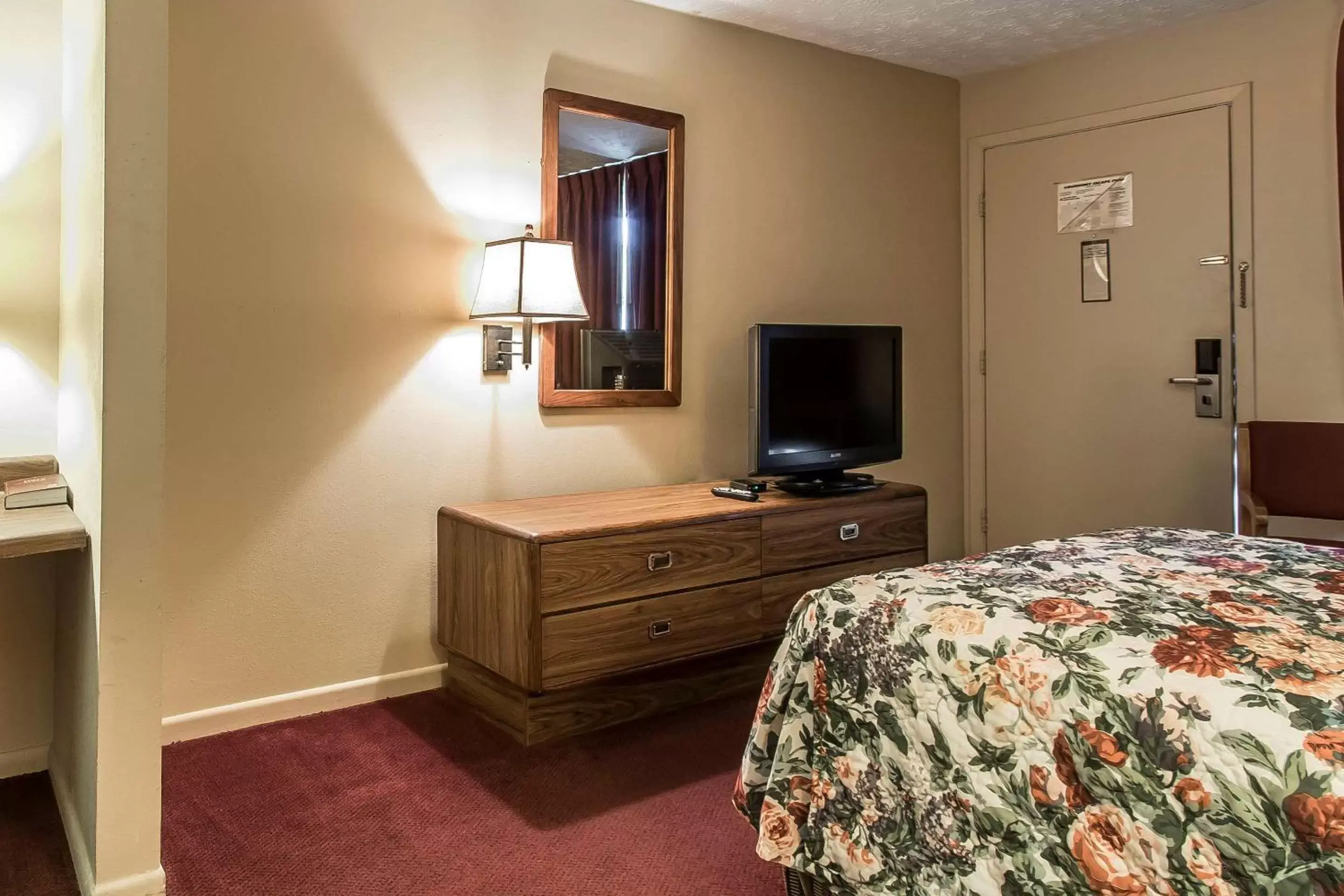 Photo of the whole room, TV/Entertainment Center in Rodeway Inn Jackson