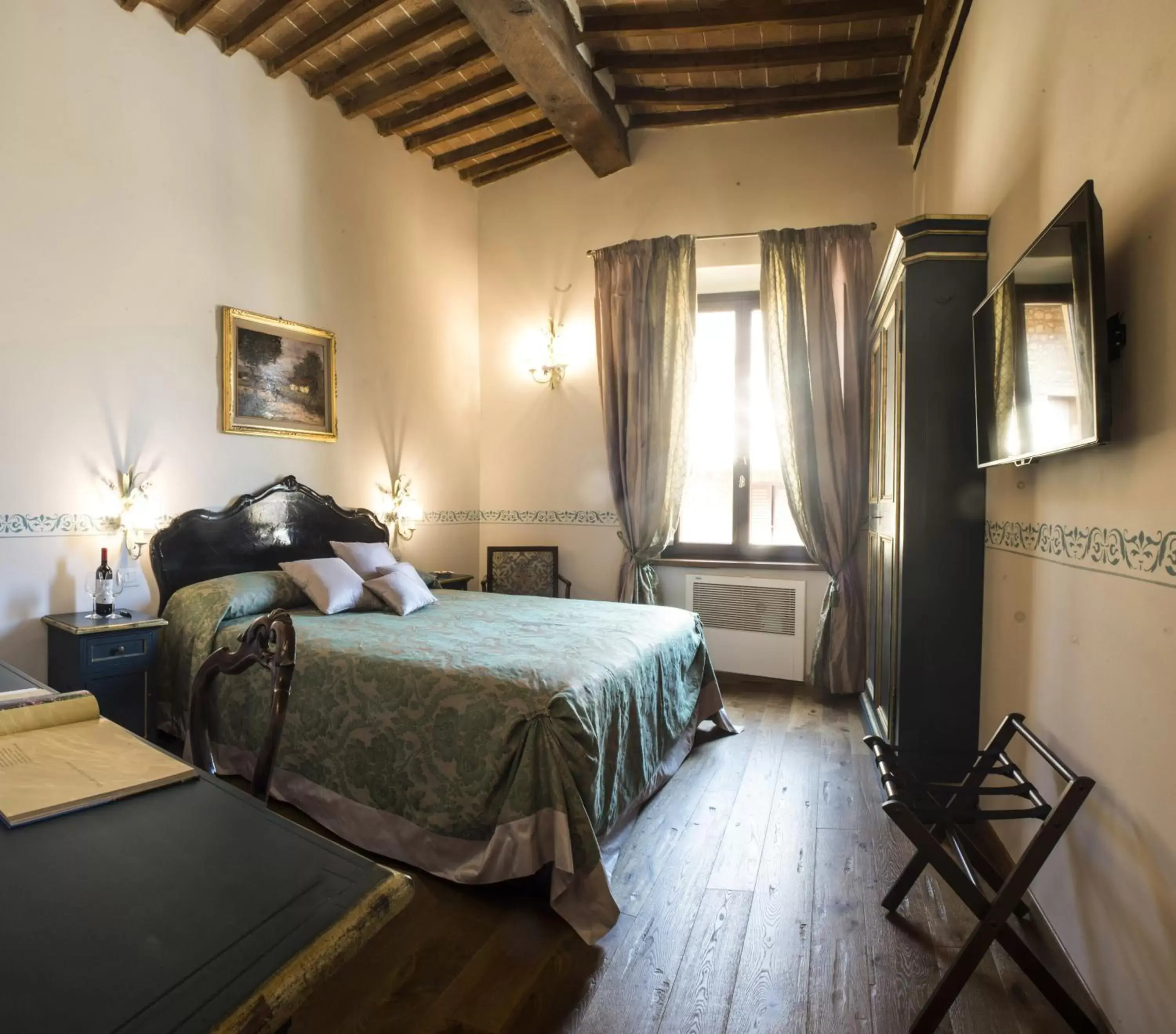 Photo of the whole room, Bed in Palazzo Pacini