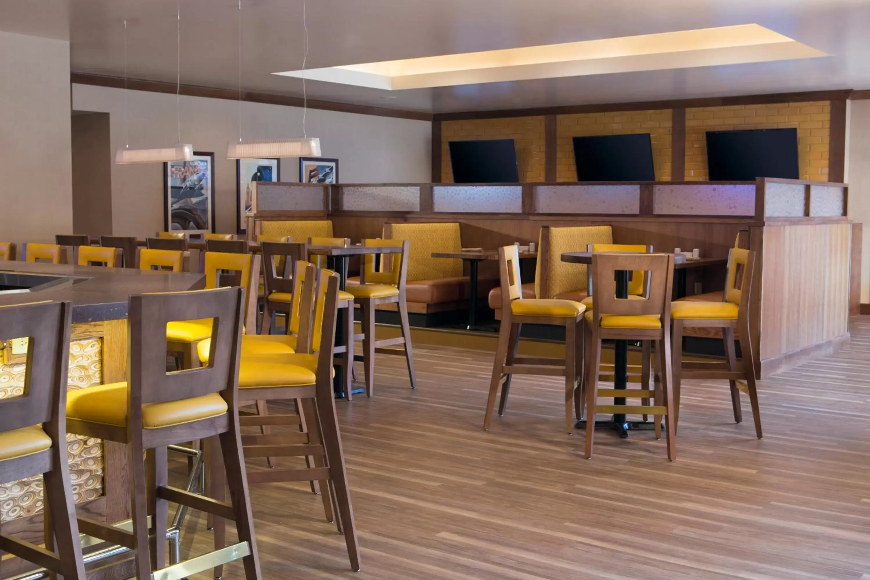 Lounge or bar, Restaurant/Places to Eat in Holiday Inn Dubuque/Galena, an IHG Hotel