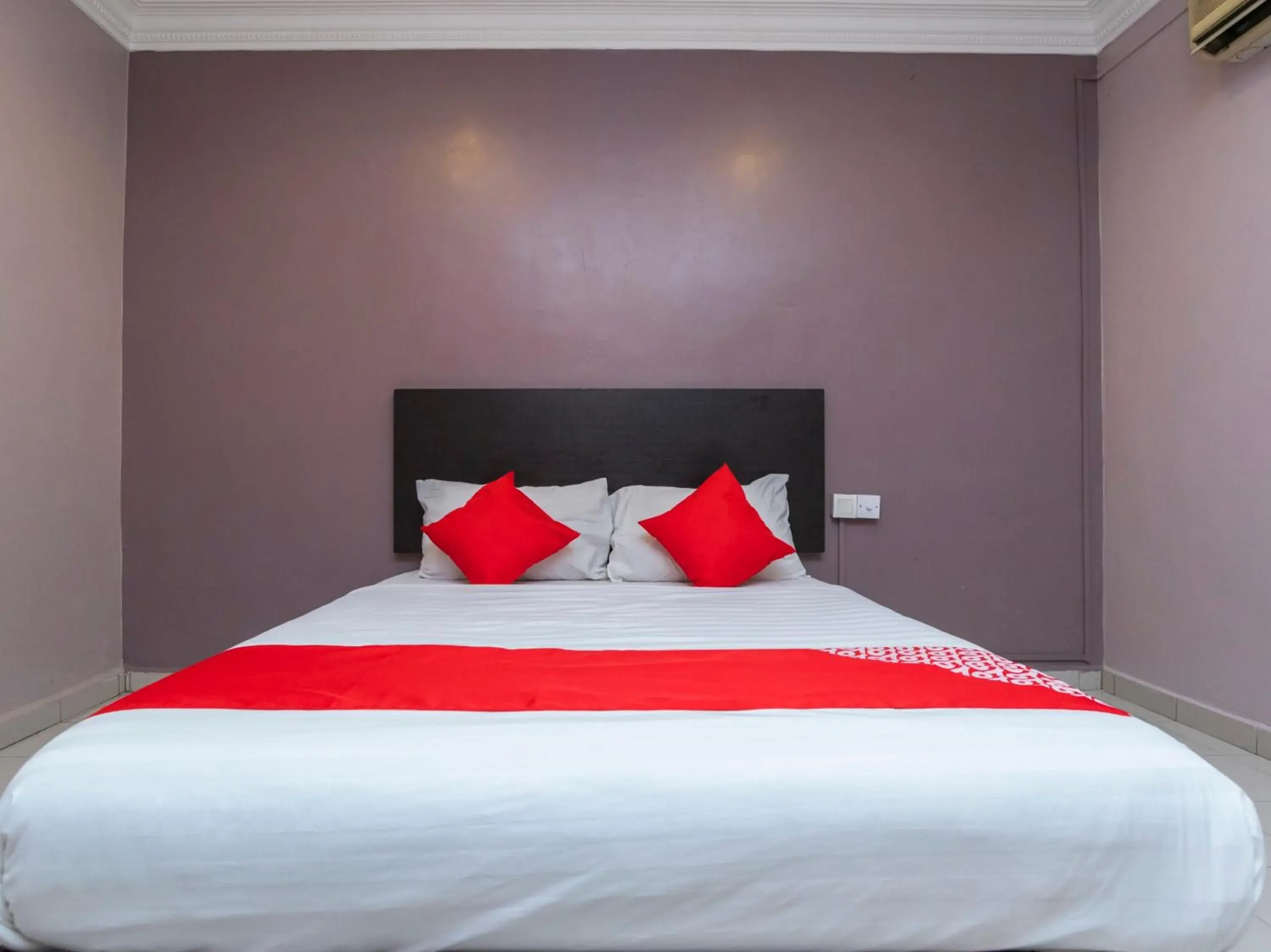 Bedroom, Bed in OYO 44027 Golden Horse Hotel