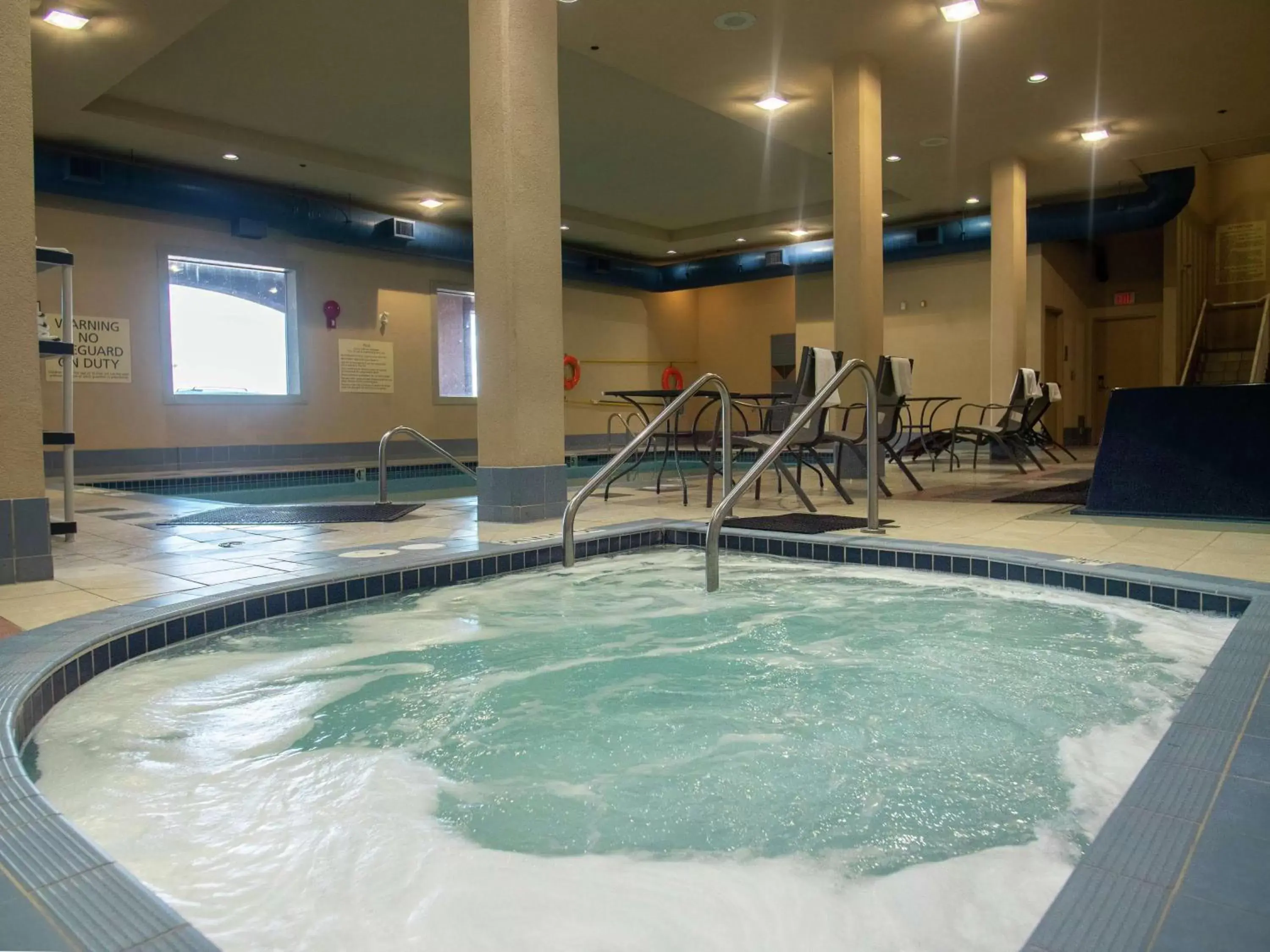 Hot Tub, Swimming Pool in Hampton Inn by Hilton Kamloops