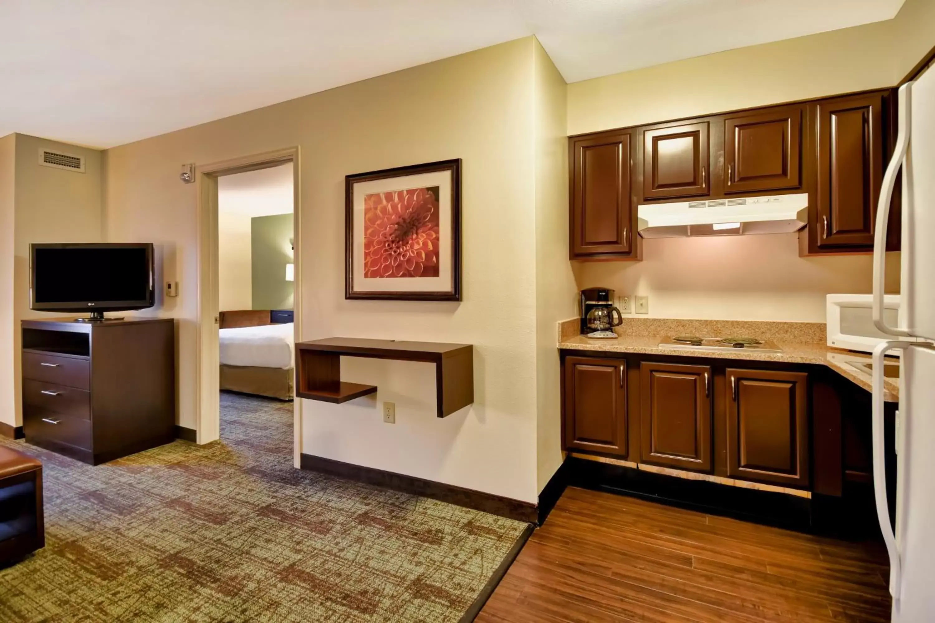 Photo of the whole room, Kitchen/Kitchenette in Staybridge Suites Middleton/Madison-West, an IHG Hotel