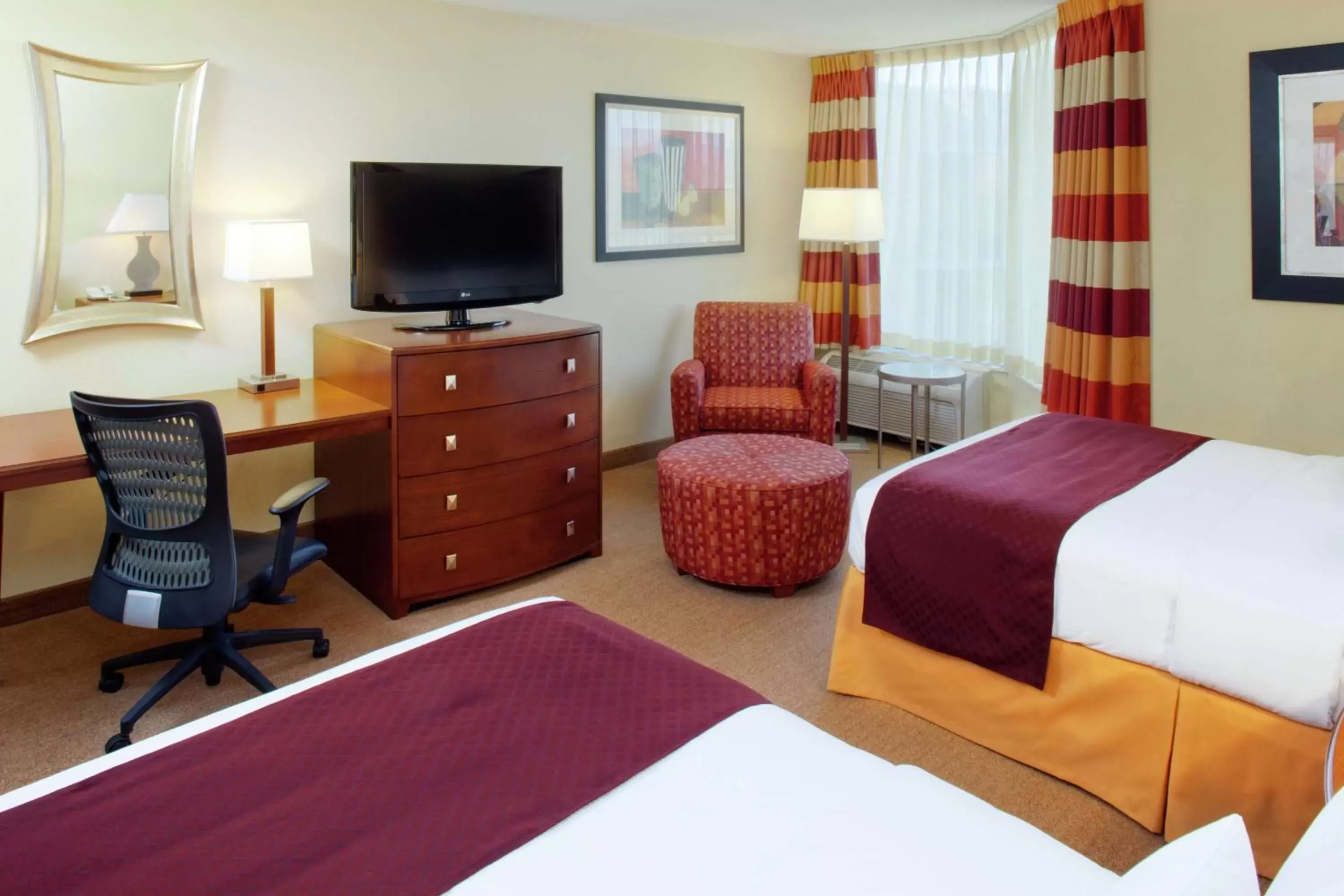 Bedroom, TV/Entertainment Center in DoubleTree by Hilton Hotel Oak Ridge - Knoxville