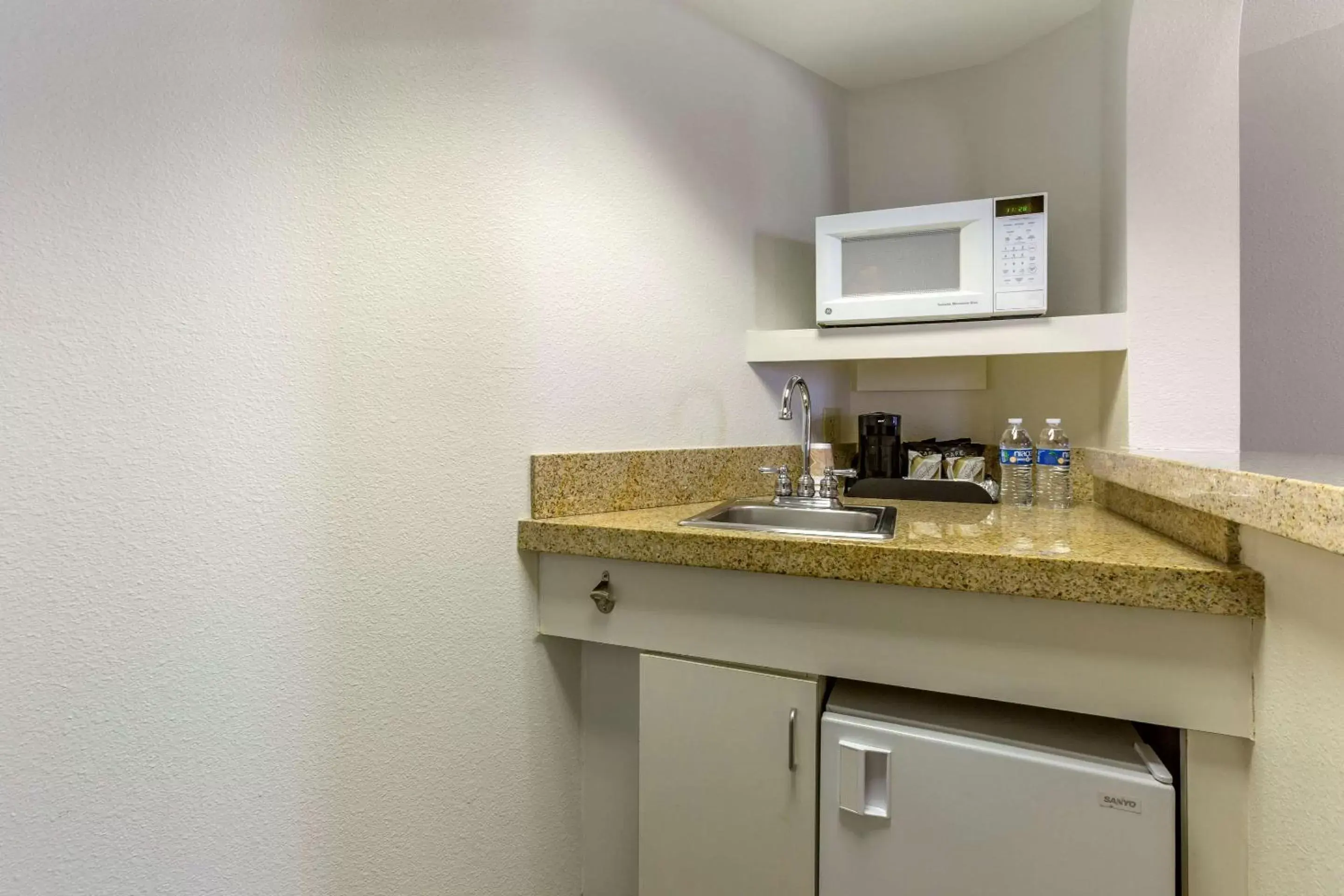 Photo of the whole room, Kitchen/Kitchenette in Windmill Suites Surprise, Ascend Hotel Collection