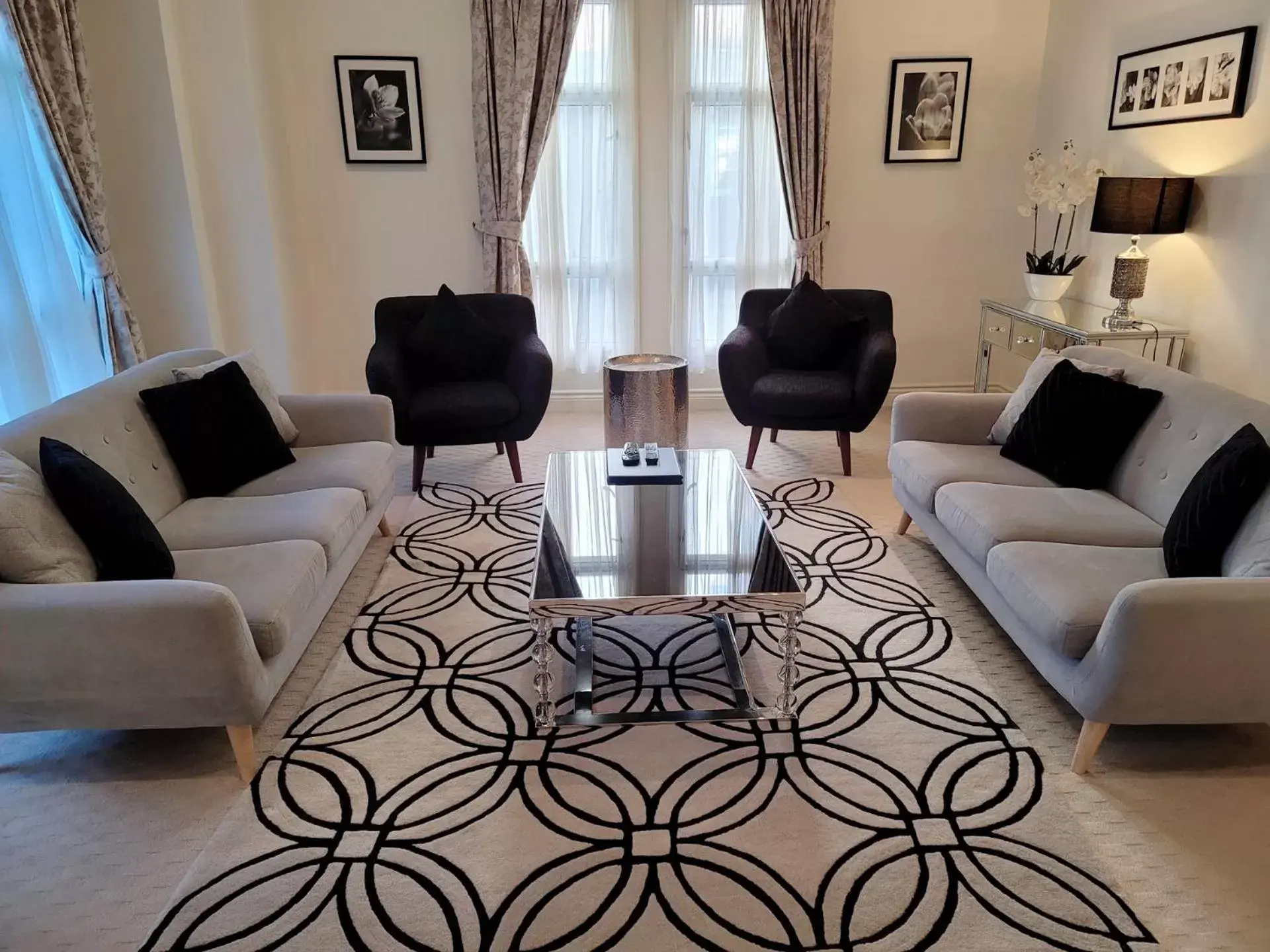 Living room, Seating Area in MacArthur Chambers