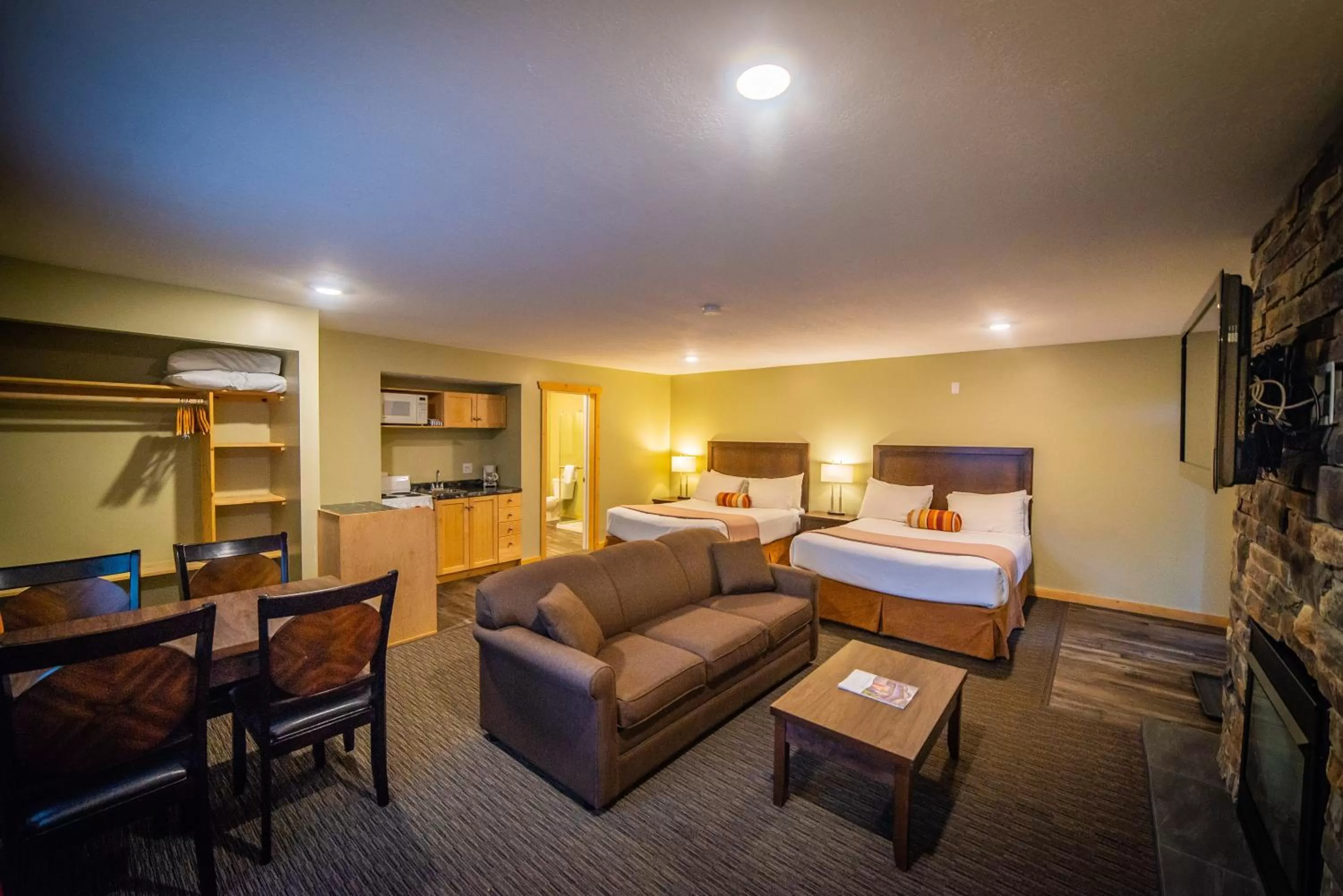Photo of the whole room, Bed in Alpine Inn & Suites