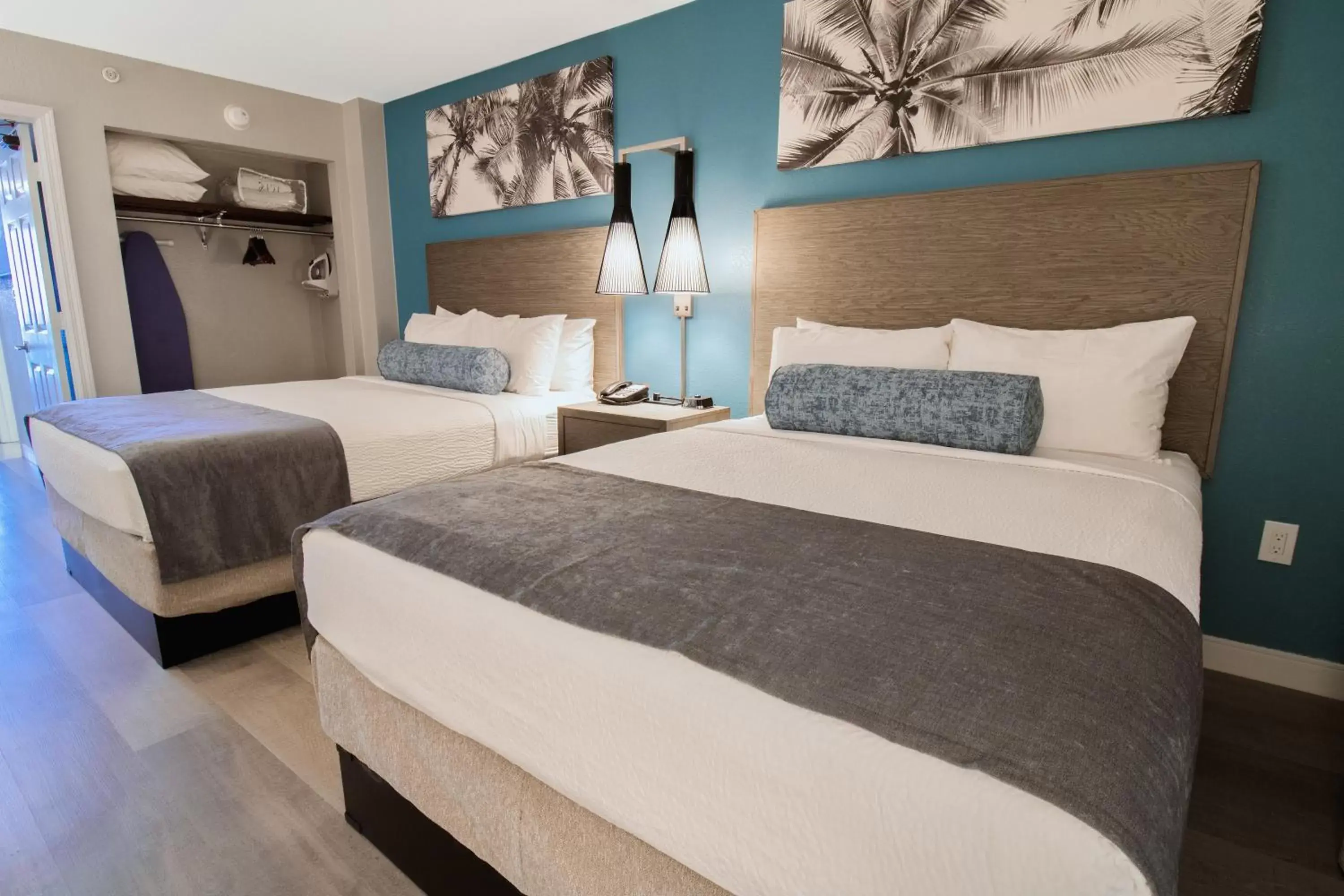 Bedroom, Bed in Breakers Resort Hotel