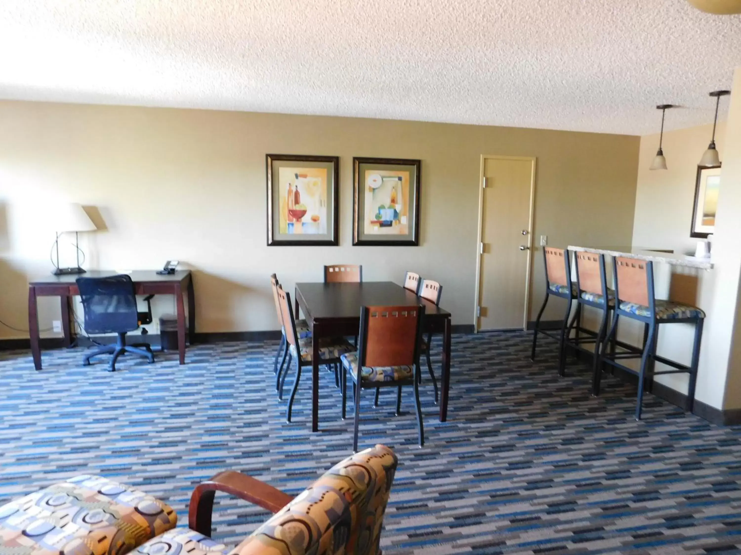 Living room, Restaurant/Places to Eat in Days Hotel by Wyndham Mesa Near Phoenix