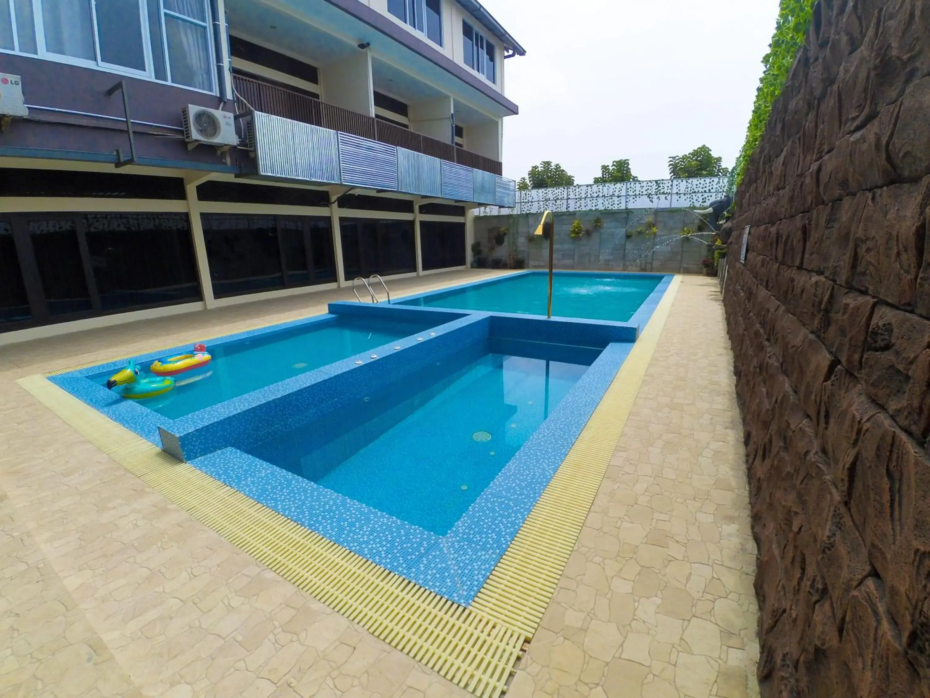 Swimming Pool in Hotel Permata Hijau Sukabumi