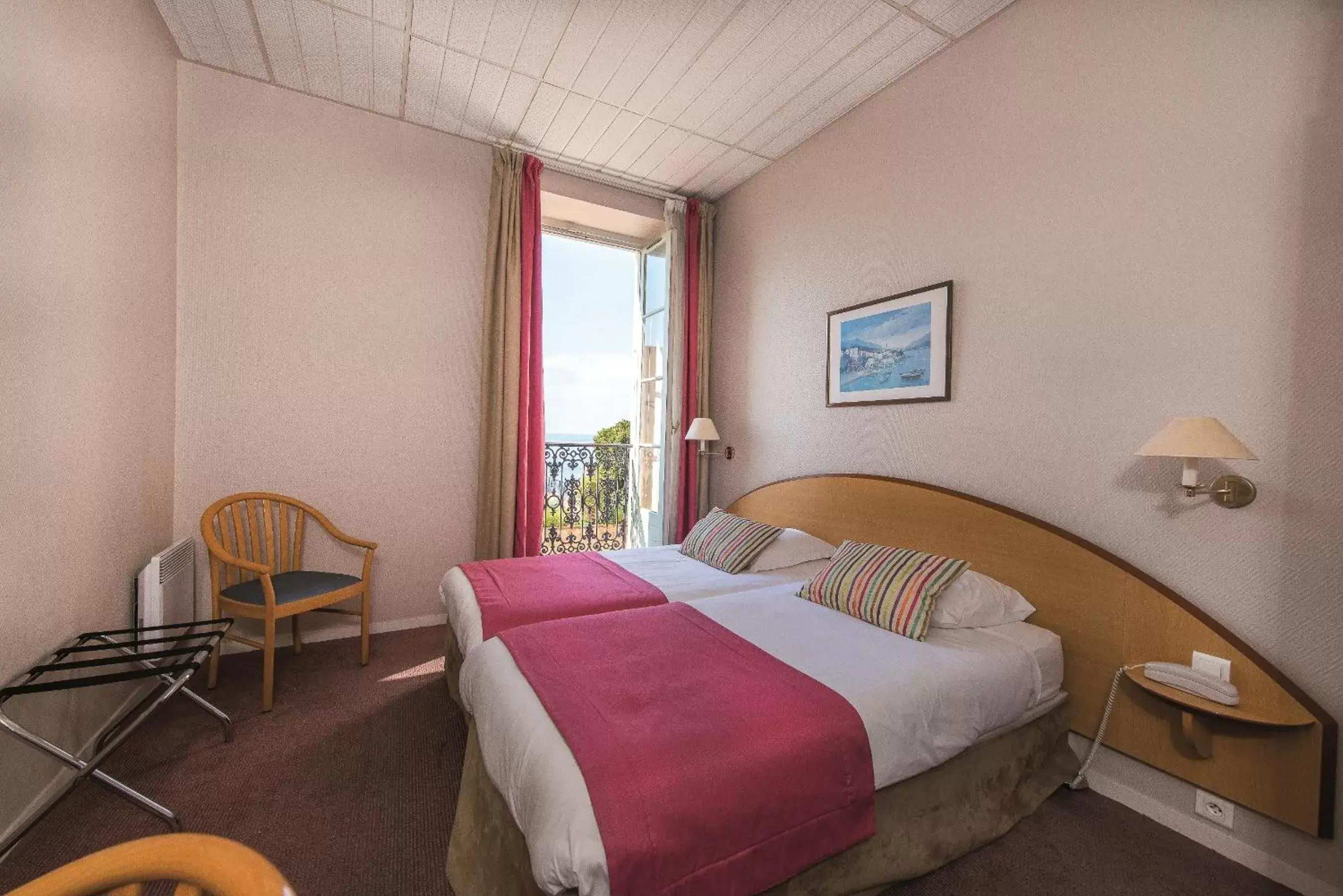 Bedroom, Bed in Hôtel Vacances Bleues Balmoral