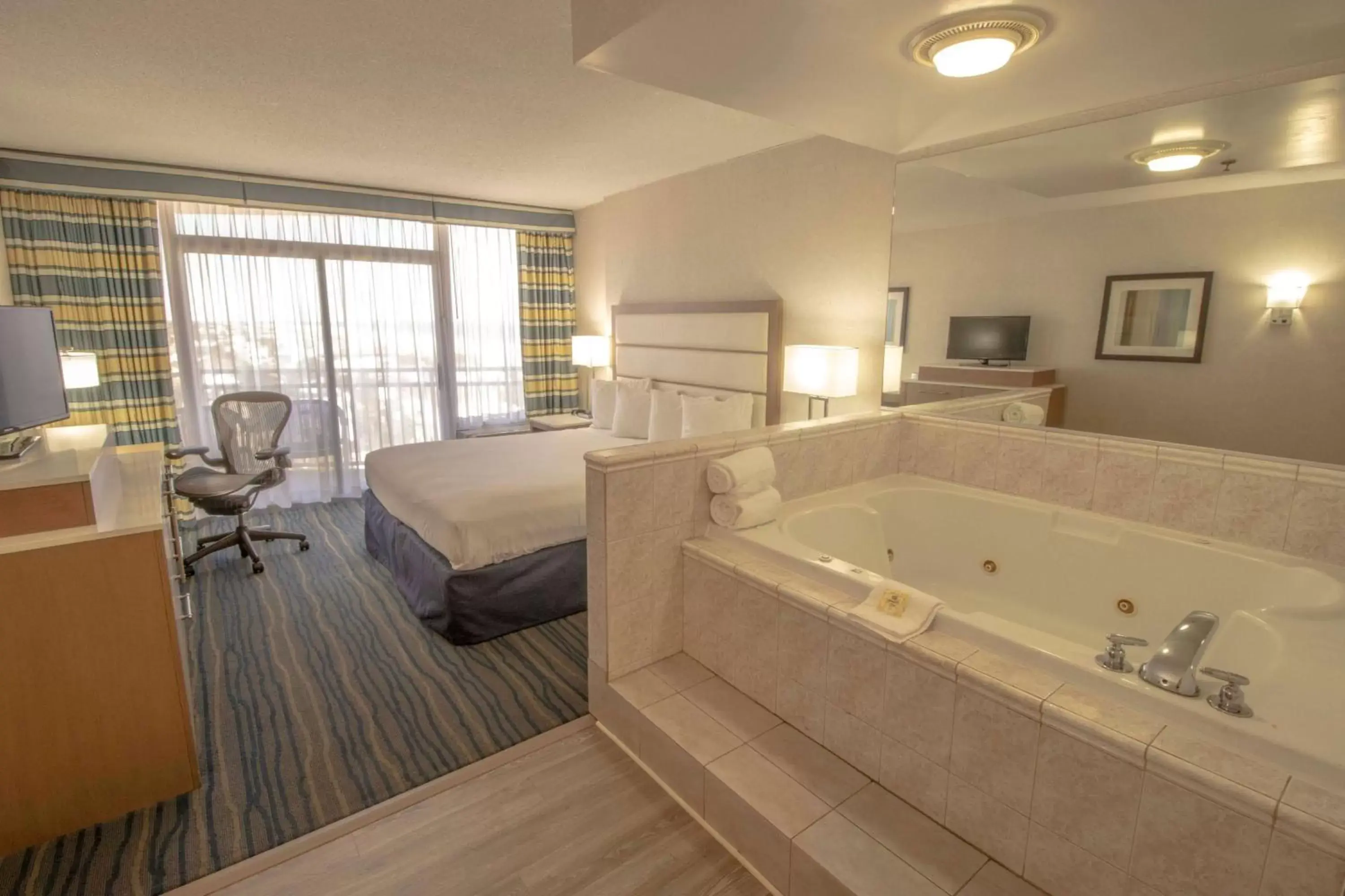 Photo of the whole room in Wyndham Virginia Beach Oceanfront