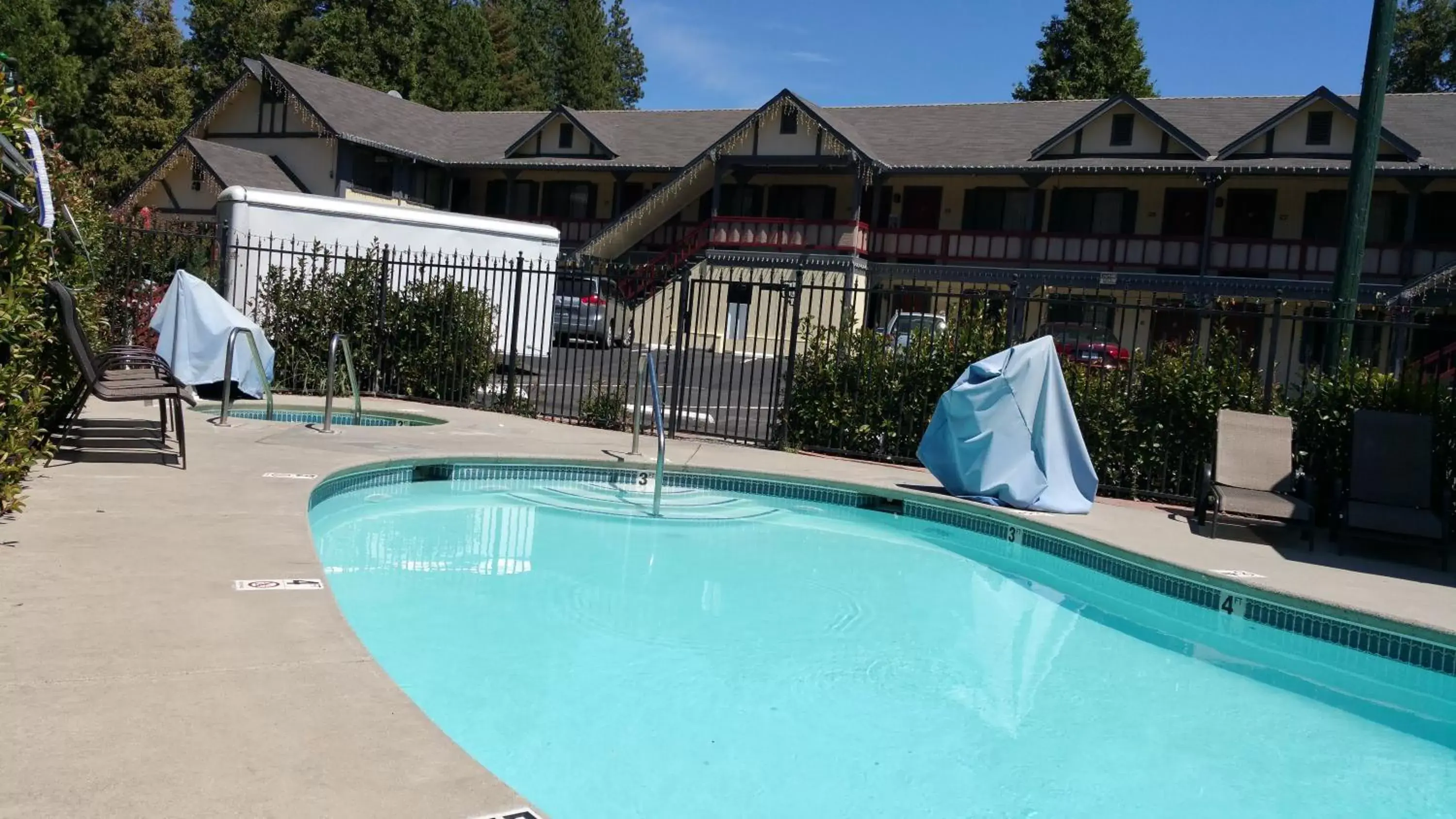 Swimming Pool in Wildwood Inn