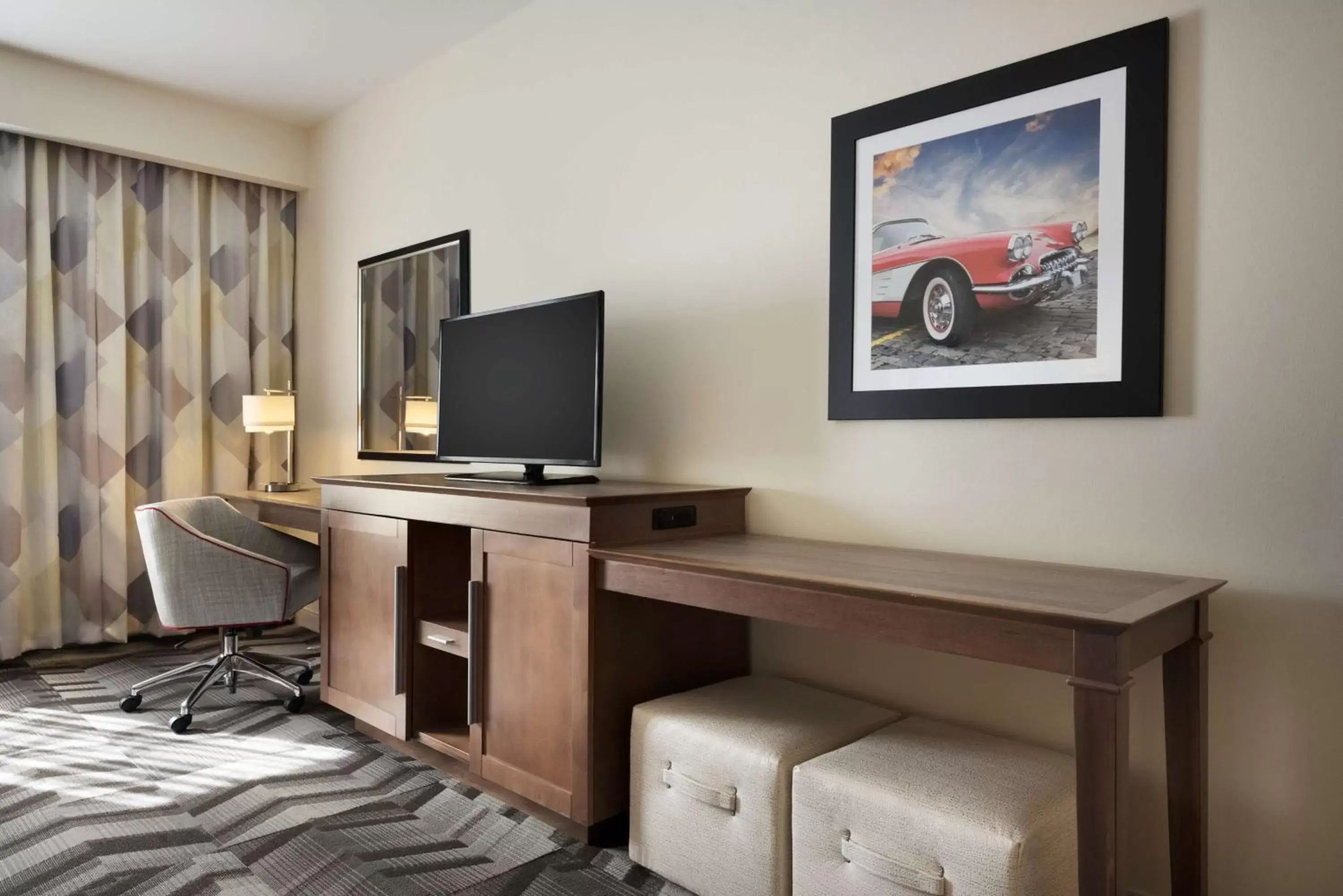 Bedroom, TV/Entertainment Center in Hampton Inn by Hilton Spring Hill, TN