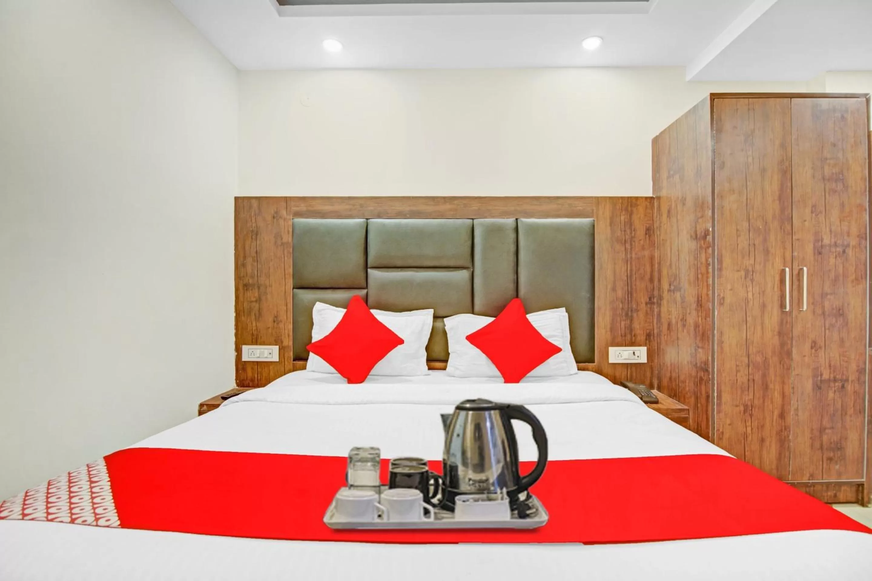Bedroom, Bed in Super OYO Flagship Hotel Tez Plaza