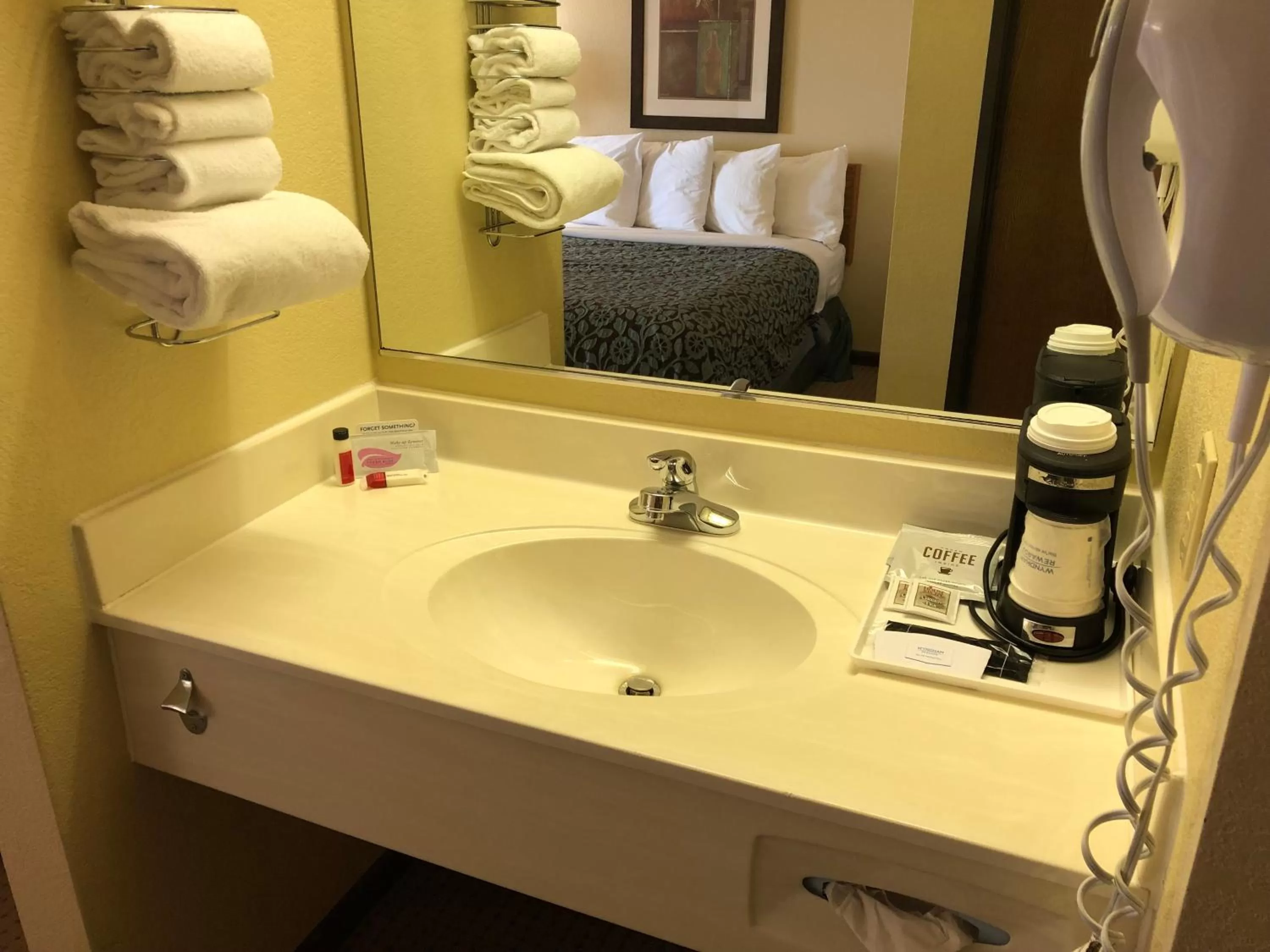 Bed in Days Inn by Wyndham Iron Mountain