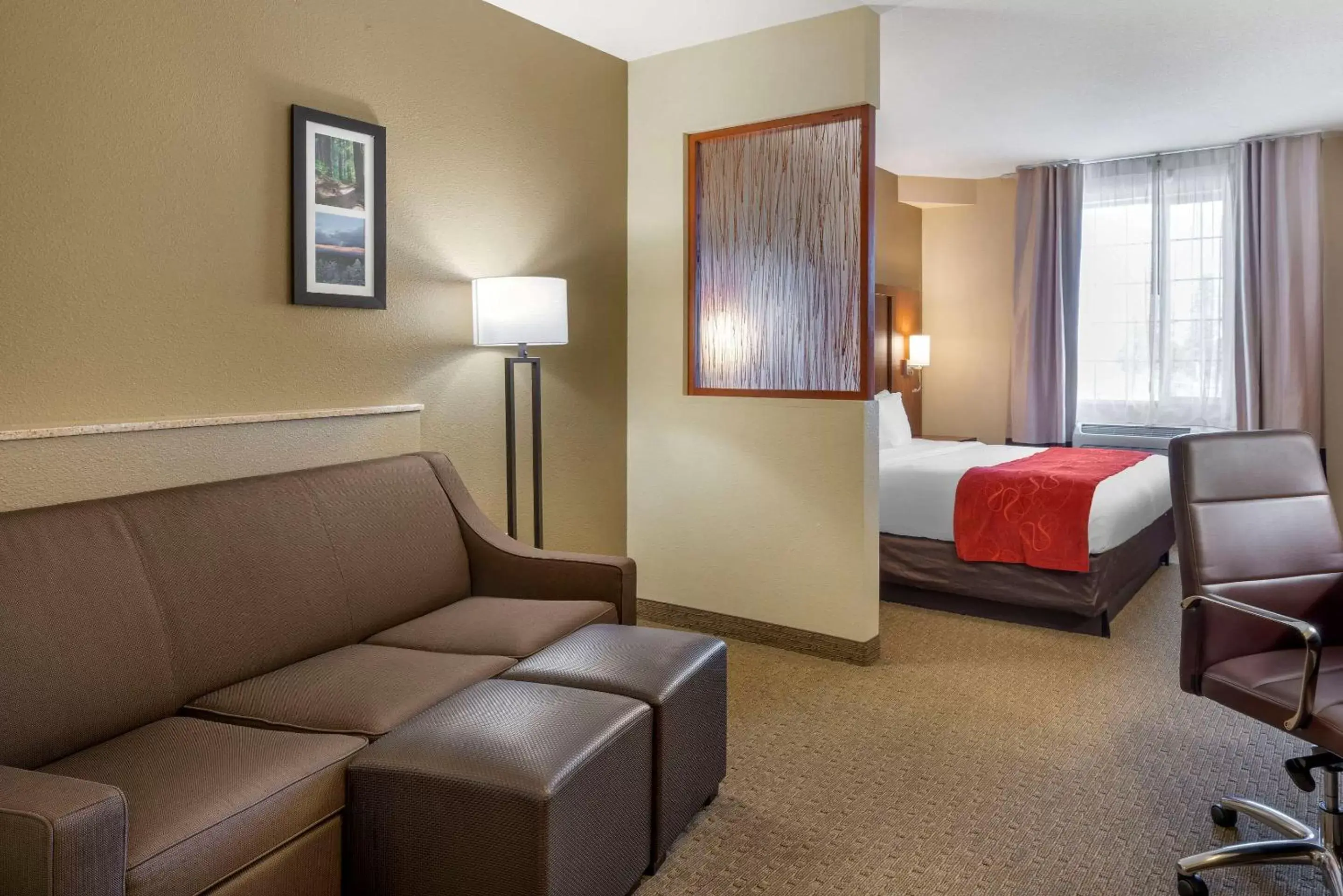 Photo of the whole room, Seating Area in Comfort Suites Eugene