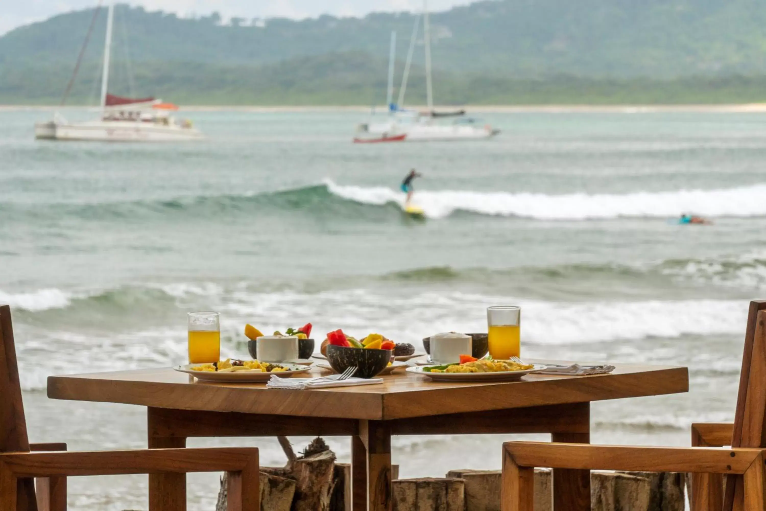 Restaurant/places to eat in Capitán Suizo Beachfront Boutique Hotel