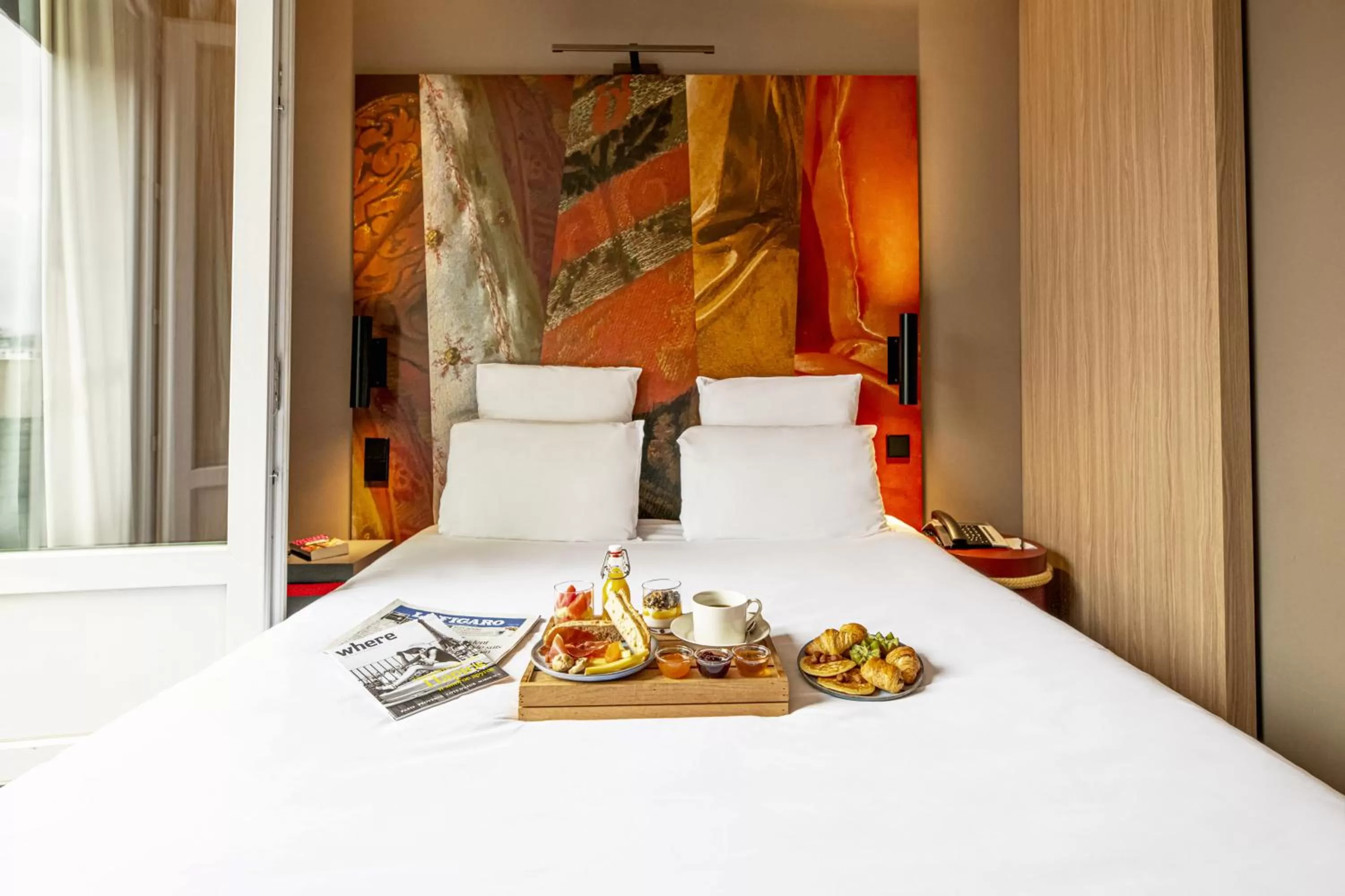 Bed in Mercure Paris Alesia